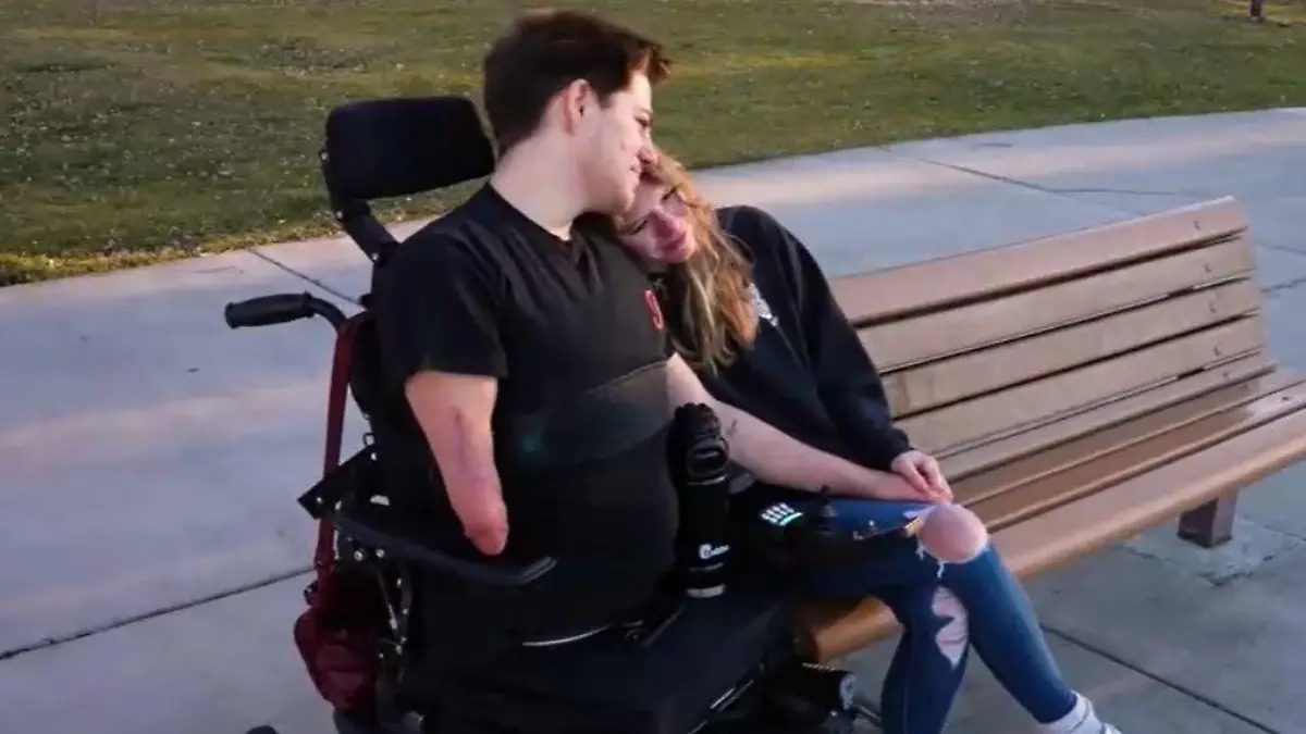 Loren im Rollstuhl, neben ihm Sabia auf einer Bank