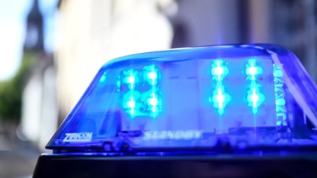 Das Blaulicht eines Polizeiautos leuchtet