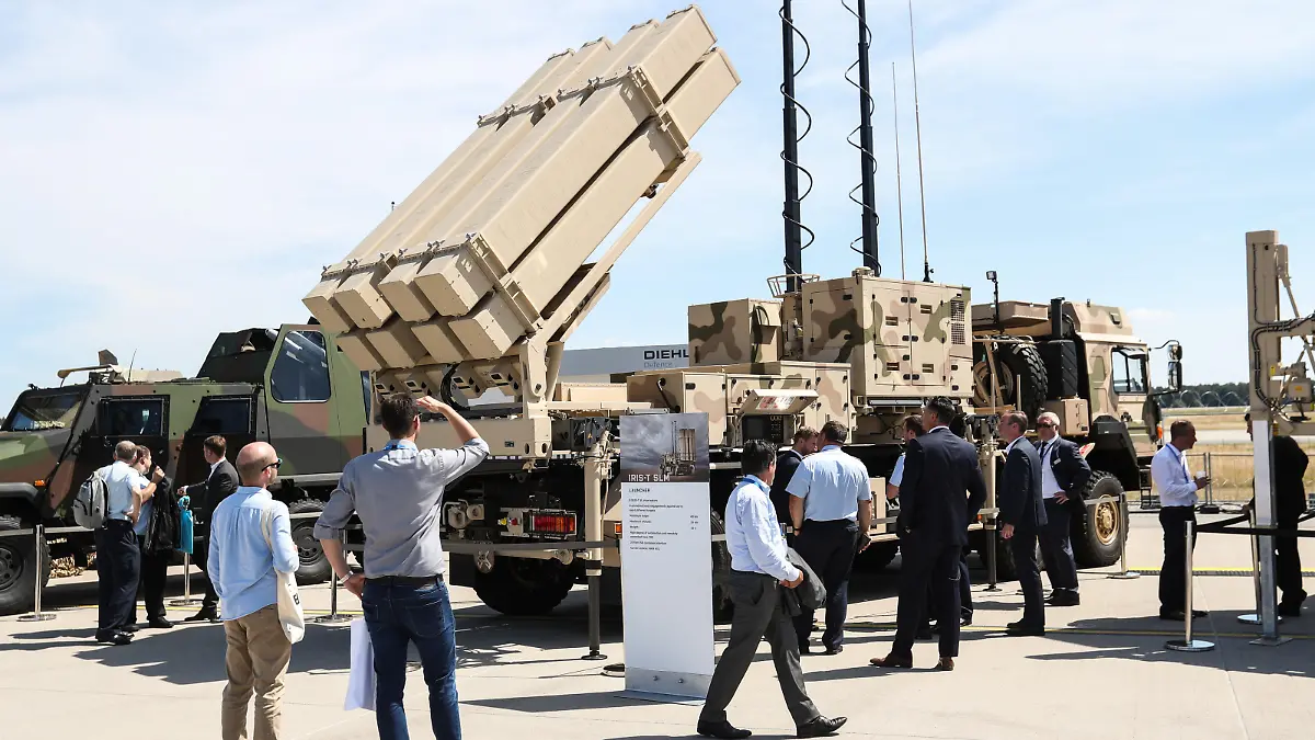 (220622) -- SCHOENEFELD (GERMANY), June 22, 2022 (Xinhua) -- People view a displayed IRIS-T SLM air defense system at the ILA Berlin Air Show in Schoenefeld, Germany, on June 22, 2022. With the participation of about 550 exhibitors from about 30 countries and regions, the ILA Berlin Air Show kicked off here on Wednesday. (Xinhua/Shan Yuqi)