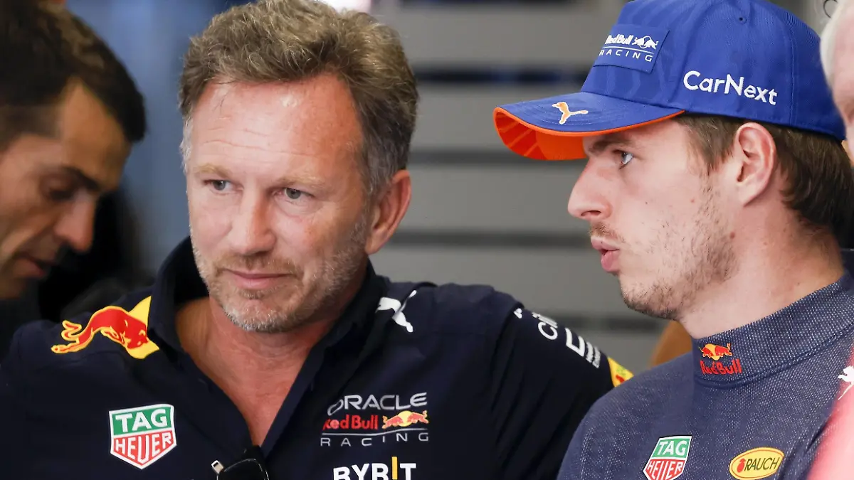  ZANDVOORT - Max Verstappen Red Bull Racing talks in the paddock with team boss Christian Horner during the 2nd free practice session ahead of the F1 Grand Prix of the Netherlands at Circuit van Zandvoort on September 2, 2022 in Zandvoort, Netherlands. ANP SEM VAN DER WAL F1 Grand Prix of The Netherlands - Practice 2 2022 xVIxANPxSportx/xxANPxIVx *** ZANDVOORT Max Verstappen Red Bull Racing talks in the paddock with team boss Christian Horner during the 2nd free practice session ahead of the F1 Grand Prix of the Netherlands at Circuit van Zandvoort on September 2, 2022 in Zandvoort, Netherlands ANP SEM VAN DER WAL F1 Grand Prix of The Netherlands Practice 2 2022 xVIxANPxSportx xxANPxIVx 453929830 originalFilename: 453929830.jpg