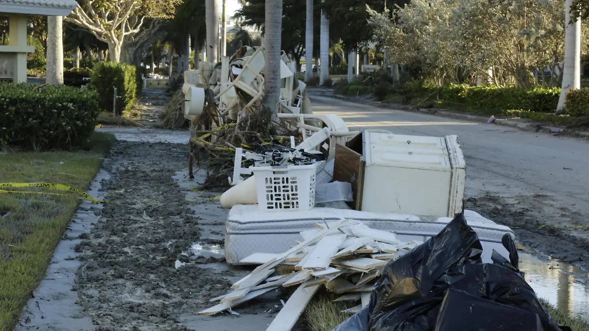 September 30, 2022, Florida, USA: Contents of condominiums damaged by flood waters from Hurricane Ian sit along Gulf Shore Boulevard in Naples. USA - ZUMAs70_ 20220930_zan_s70_125 Copyright: xTampaxBayxTimesx
