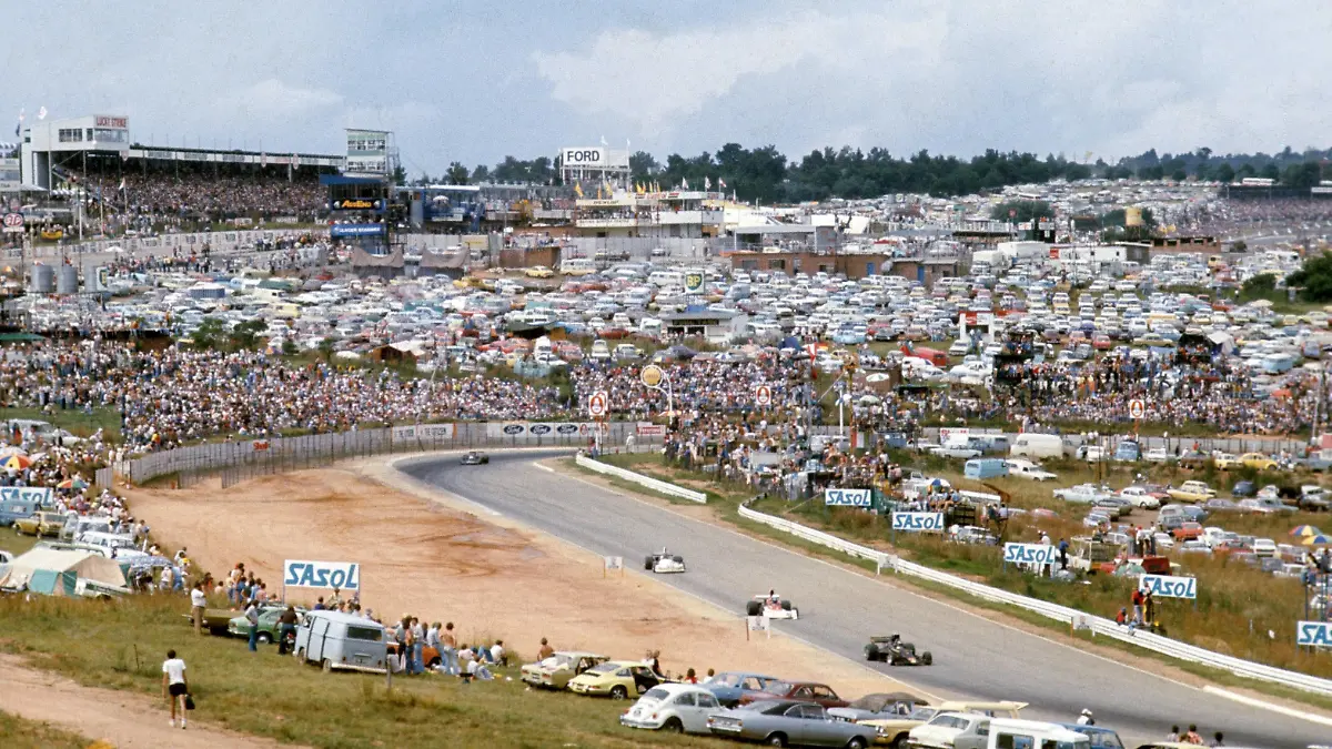 Bildnummer: 05670371 Datum: 06.03.1976 Copyright: imago/Crash Media Group
Grand Prix Rennstrecke von Südafrika in Kyalami beim GP 1976 - PUBLICATIONxNOTxINxUK; Vdia, quer Fan, Motorsportfan, Motorsportfans, Publikum Kurs, Strecke, Rennstrecke, Streckenabschnitt Circuit Großer Preis von Südafrika 1976, Formel 1 Weltmeisterschaft, F1, F, GP, WM Kyalami Motorsport Grand Prix Herren Einzel Totale Aktion Personen Objekte Sportstätte
Image number 05670371 date 06 03 1976 Copyright imago Crash Media Group Grand Prix Racetrack from South Africa in Kyalami the GP 1976 PUBLICATIONxNOTxINxUK Vdia horizontal supporter Motorsportfan Motorsport fans crowd Course Route Racetrack Leg of the journey Circuit grand Prize from South Africa 1976 Formula 1 World Cup F1 F GP World Cup Kyalami motor aviation Grand Prix men Singles long shot Action shot Human Beings Objects venues