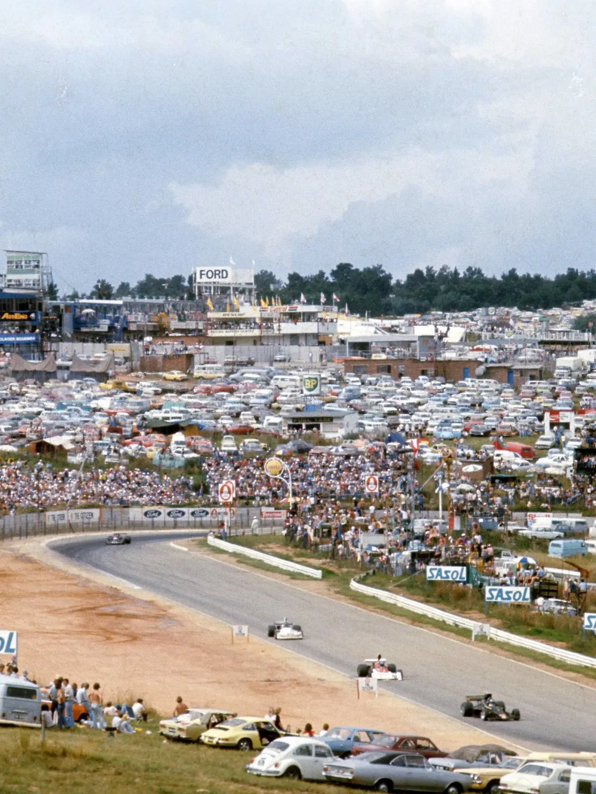 Bildnummer: 05670371  Datum: 06.03.1976  Copyright: imago/Crash Media Group
Grand Prix Rennstrecke von Südafrika in Kyalami beim GP 1976 - PUBLICATIONxNOTxINxUK; Vdia, quer Fan, Motorsportfan, Motorsportfans, Publikum Kurs, Strecke, Rennstrecke, Streckenabschnitt Circuit Großer Preis von Südafrika  1976, Formel 1 Weltmeisterschaft, F1, F, GP, WM Kyalami Motorsport Grand Prix Herren Einzel Totale Aktion Personen Objekte Sportstätte

Image number 05670371 date 06 03 1976 Copyright imago Crash Media Group Grand Prix Racetrack from South Africa in Kyalami the GP 1976 PUBLICATIONxNOTxINxUK Vdia horizontal supporter Motorsportfan Motorsport fans crowd Course Route Racetrack Leg of the journey Circuit grand Prize from South Africa 1976 Formula 1 World Cup F1 F GP World Cup Kyalami motor aviation Grand Prix men Singles long shot Action shot Human Beings Objects venues 