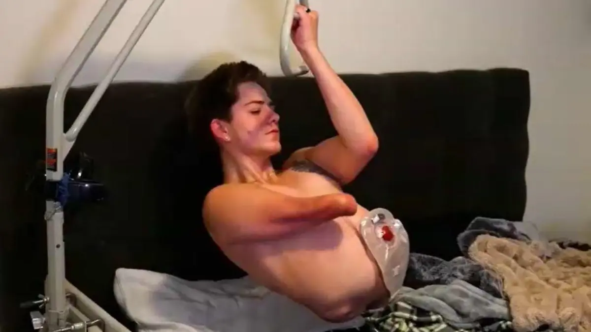 Loren zieht sich im Krankenbett hoch