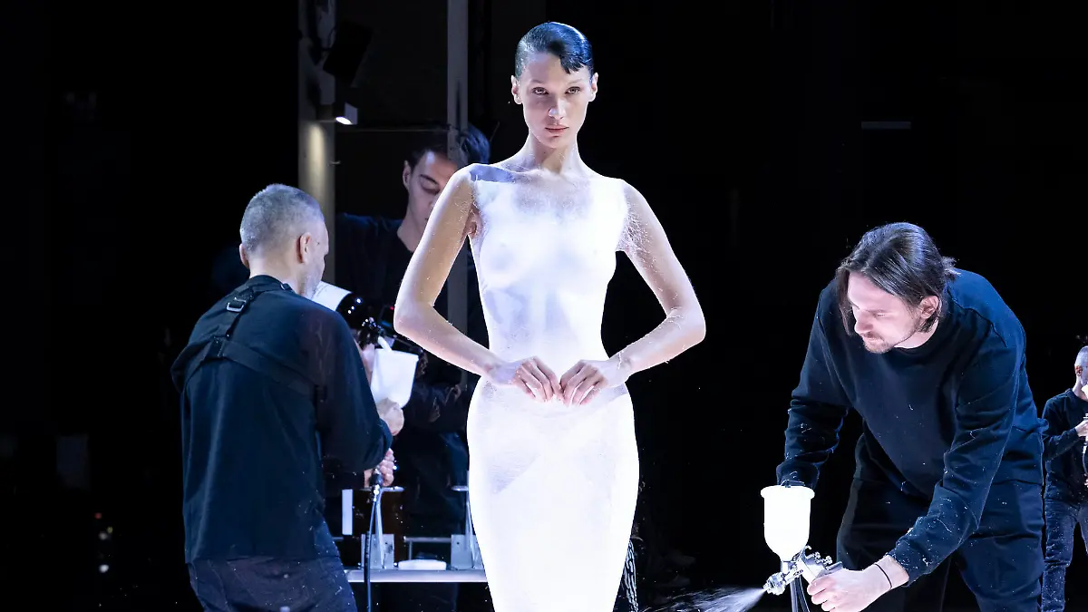 Bella Hadid at COPERNI SS23 runway during Paris fashion Week on September 2022 - Paris, France. 30/09/2022