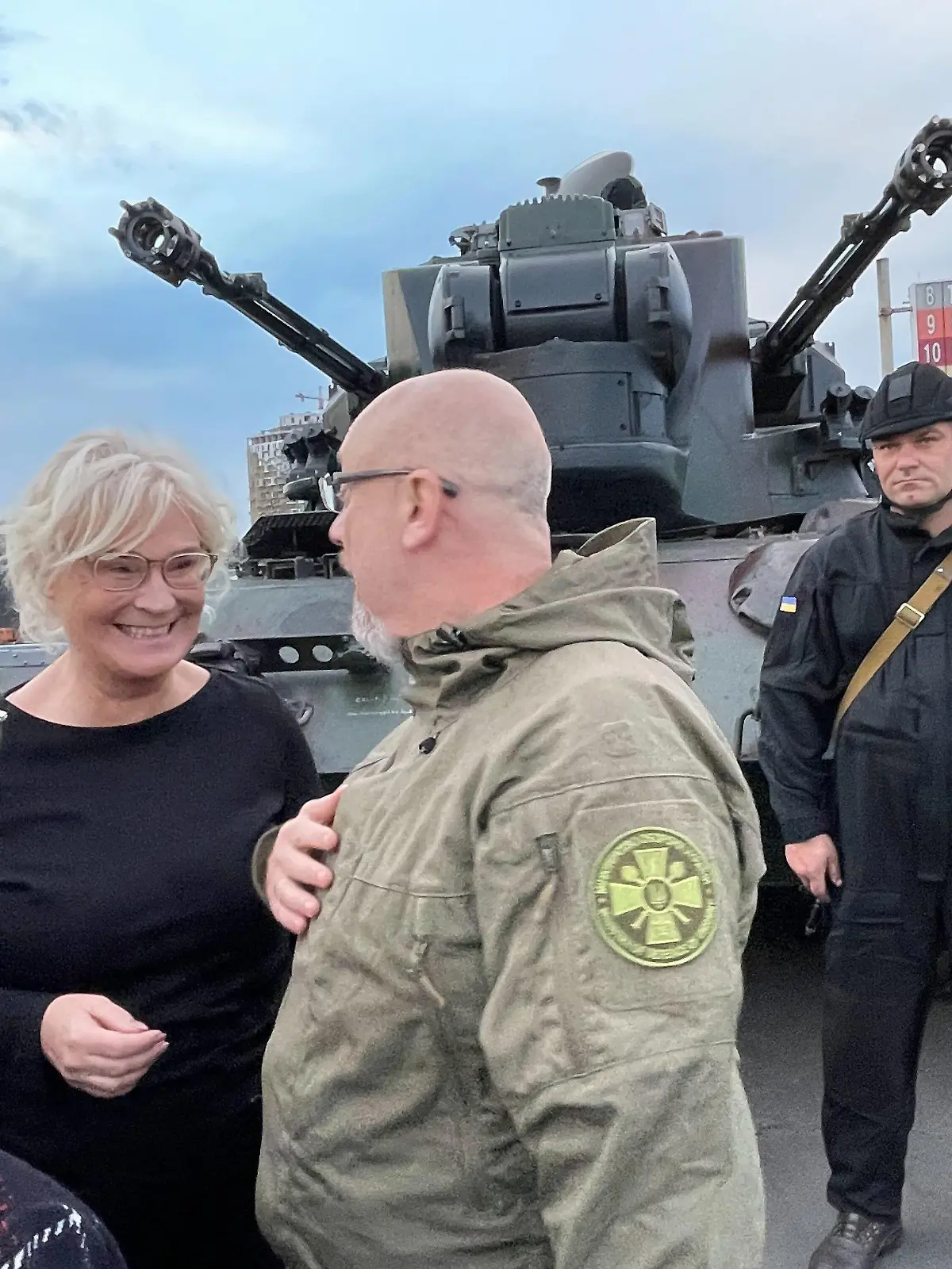 01.10.2022, Ukraine, Odessa: Verteidigungsministerin Christine Lambrecht (SPD, 2.v.l) besichtigt mit ihrem ukrainischen Amtskollegen Olexij Resnikow (2.v.r) im Getreidehafen von Odessa einen ursprünglich aus Deutschland stammenden Flugabwehrpanzer vom Typ Gepard. Lambrecht war von ihrem ukrainischen Amtskollegen Olexij Resnikow am Schwarzen Meer empfangen worden. Foto: Jörg Blank/dpa +++ dpa-Bildfunk +++