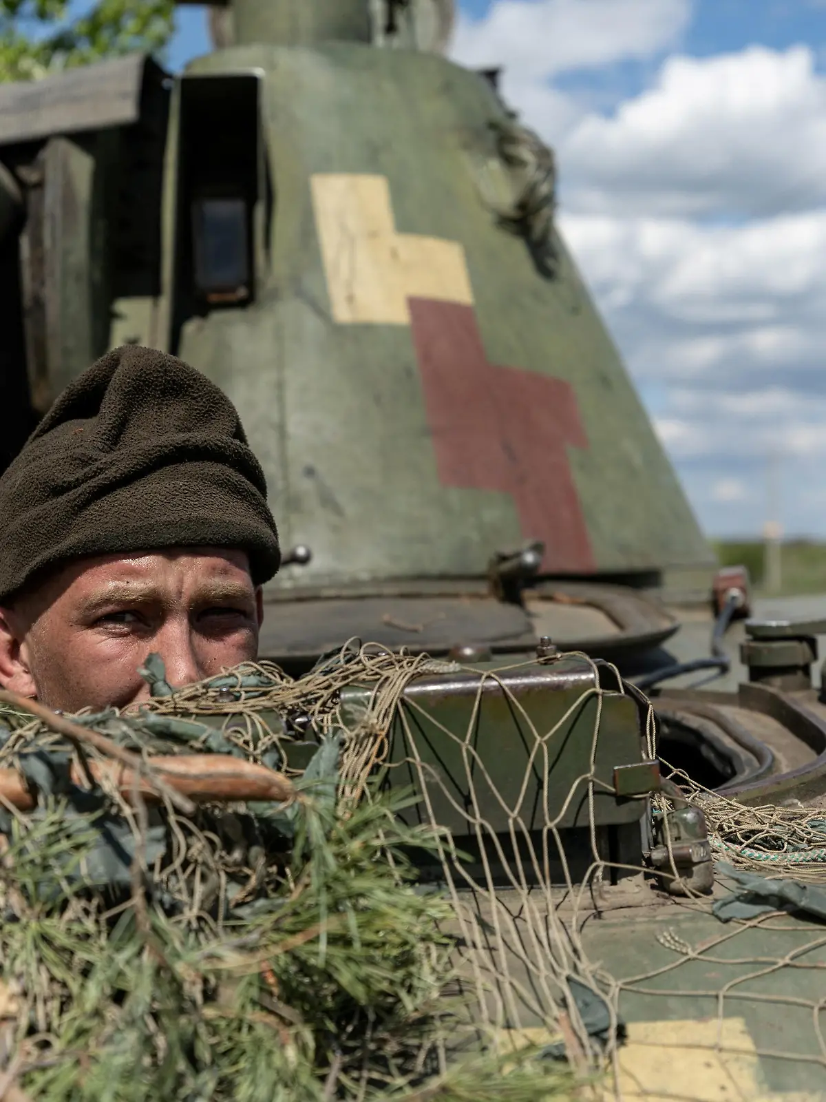 FILE PHOTO: An Ukrainian soldier looks out from a tank, amid Russia's invasion of Ukraine, in the frontline city of Lyman, Donetsk region, Ukraine April 28, 2022. REUTERS/Jorge Silva/File Photo