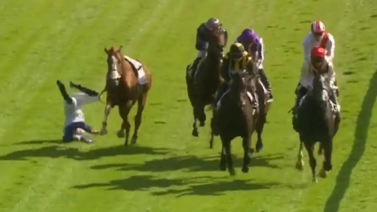 Jockey Christophe Soumillon stößt Rossa Ryan vom Pferd