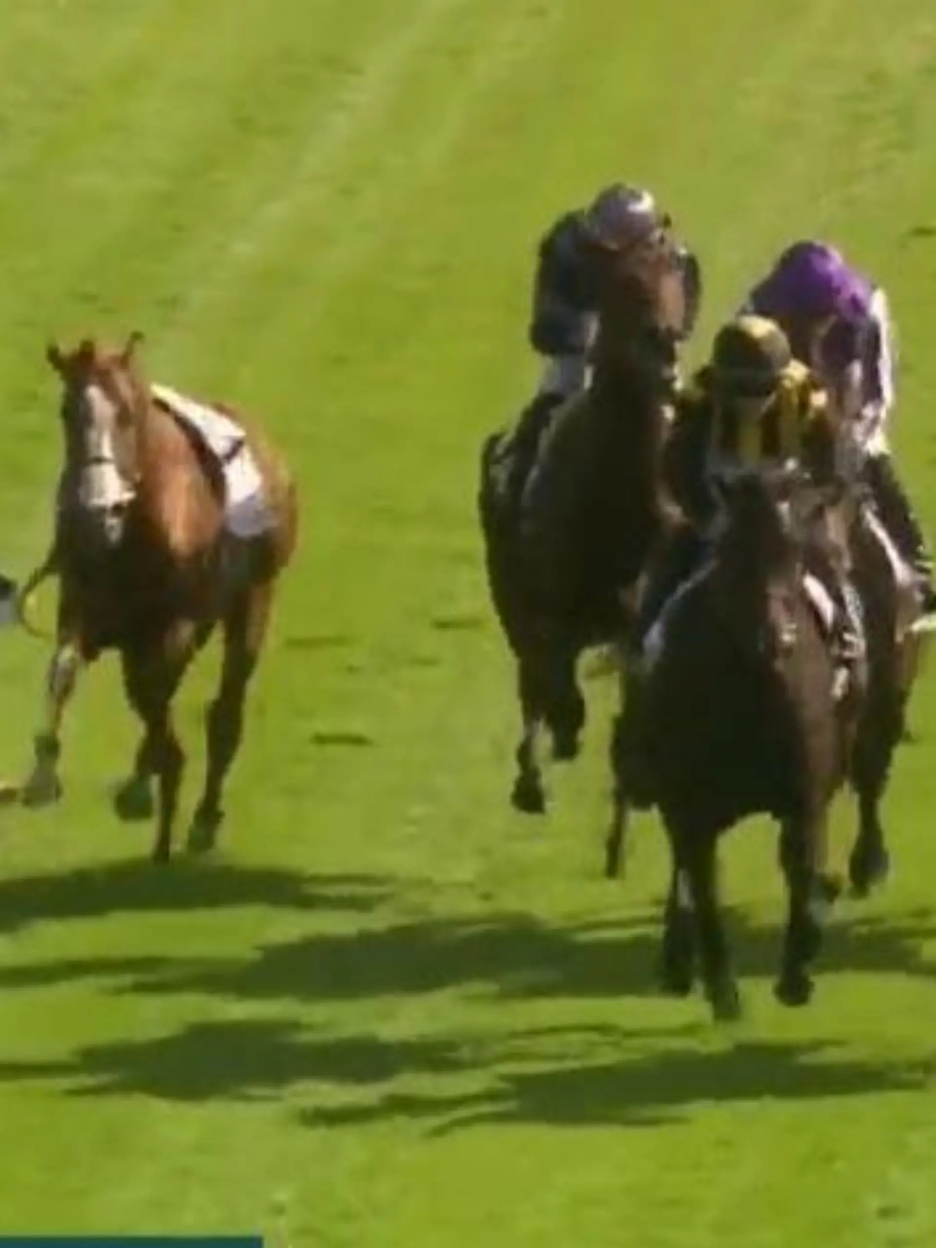 Jockey Christophe Soumillon stößt Rossa Ryan vom Pferd