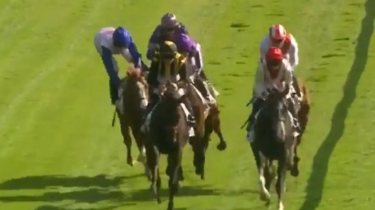 Christophe Soumillon schubst Rodda Ryan vom Pferd