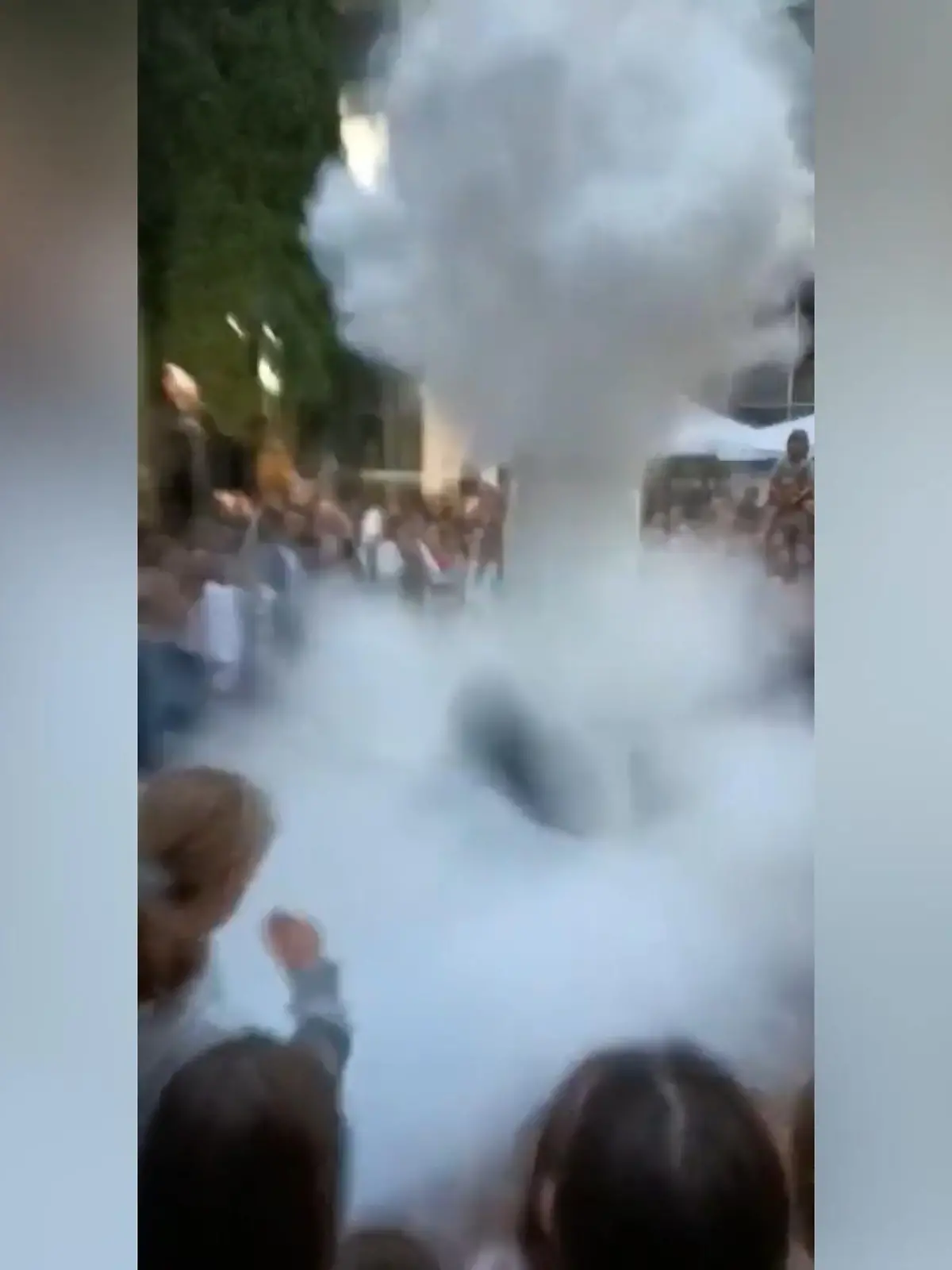 In Spanien ist ein Chemieexperiment auf einem auf einem Wissenschaftsfestival gewaltig schiefgegangen. 
Bei einer Vorführung explodierte ein Behälter mit flüssigem Stickstoff vor einem Publikum von 200 bis 300 Menschen, darunter viele Familien. Insgesamt sind 18 Menschen zum Teil schwer verletzt worden, unter ihnen auch Kinder im Alter zwischen drei und 13 Jahren.
Der Sprecher des Festivalveranstalters versicherte, das Experiment sei häufiger problemlos durchgeführt worden. Wie es zu dem Unfall kommen konnte, sei unverständlich. 
Die katalanische Polizei wird Ermittlungen aufnehmen.