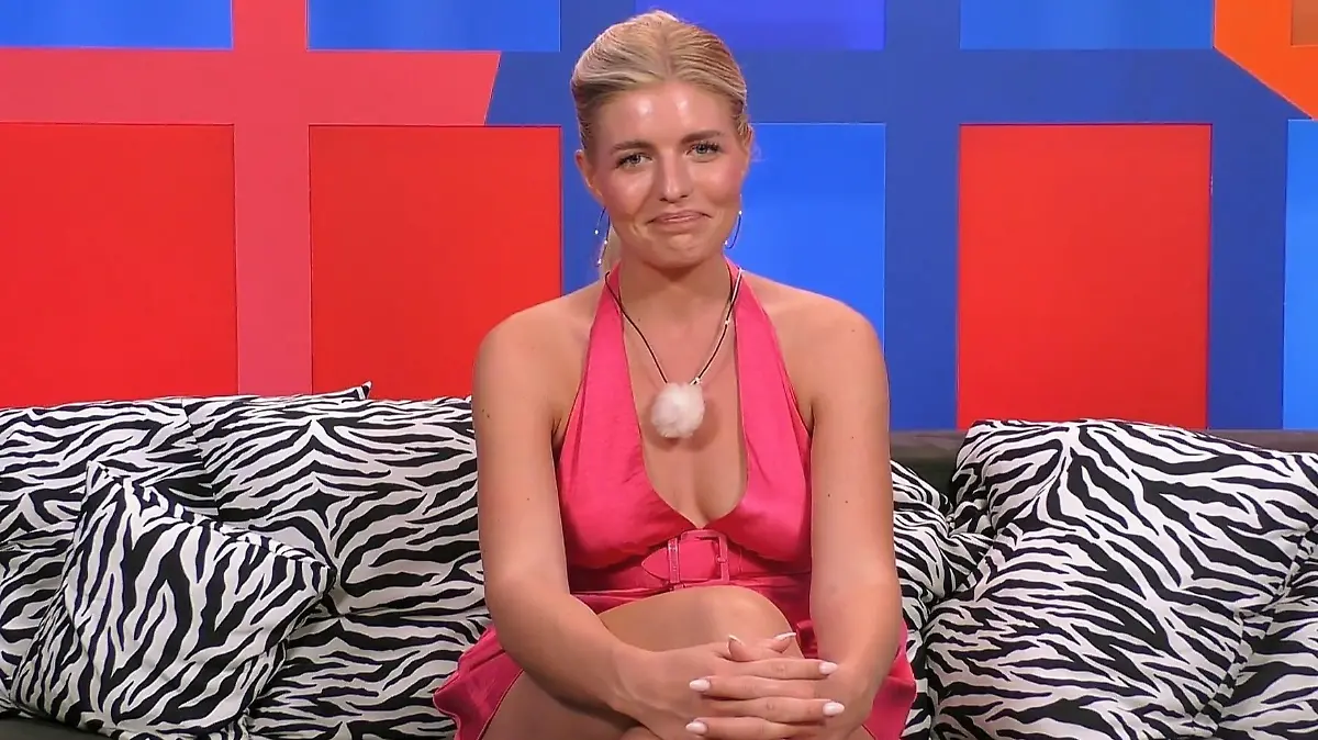 „Make Love, Fake Love“-Lady Antonia Hemmer ist nicht gerade begeistert: Schon beim allerersten Party-Abend zieht Kandidat Dennis blank!