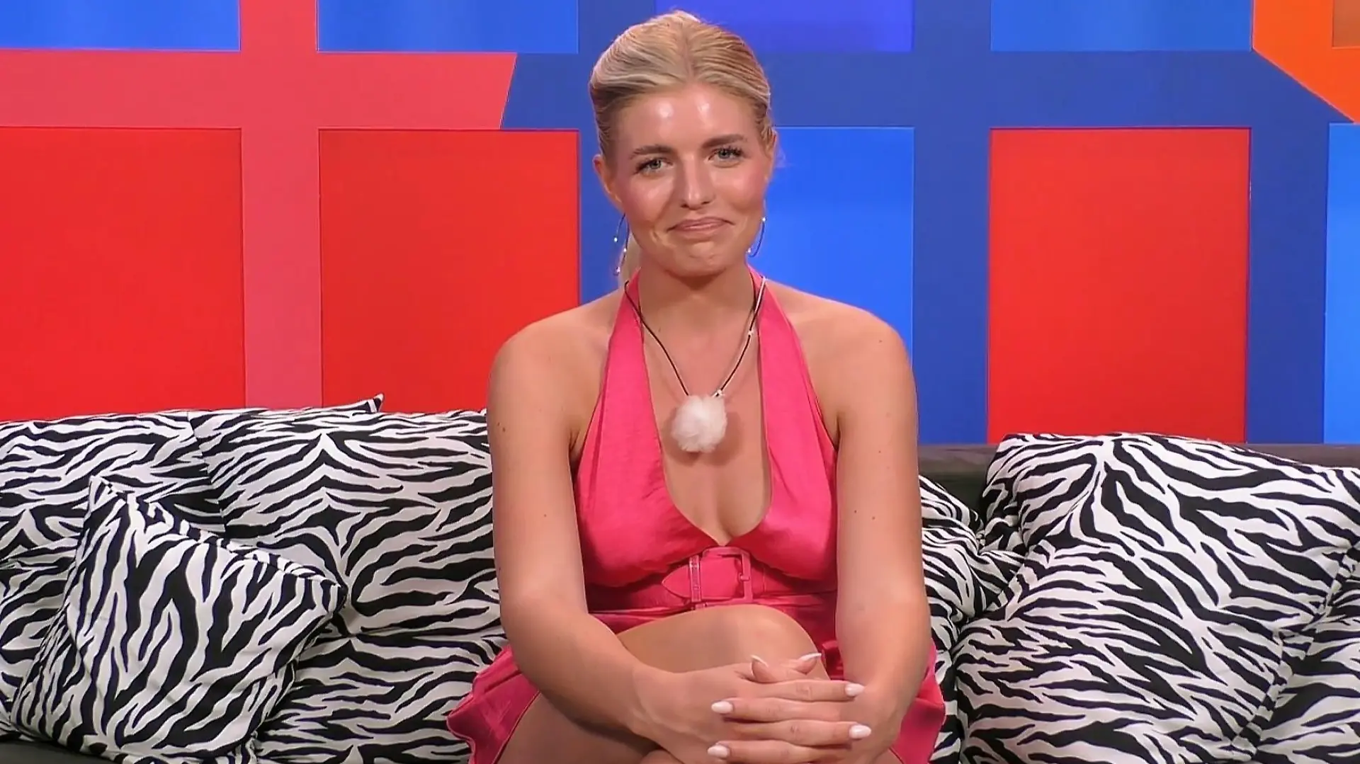 „Make Love, Fake Love“-Lady Antonia Hemmer ist nicht gerade begeistert: Schon beim allerersten Party-Abend zieht Kandidat Dennis blank!