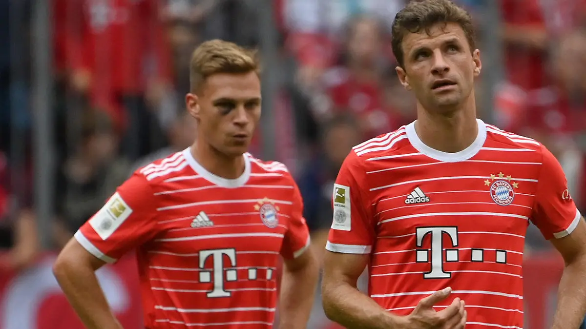 v.re:Thomas MUELLER (M?LLER,Bayern Muenchen), Joshua KIMMICH (Bayern Muenchen), Enttaeuschung, Frust,enttaeuscht,frustriert,niedergeschlagen, Aktion. Fussball 1. Bundesliga Saison 2022/2023, 6.Spieltag, Spieltag06, FC Bayern Muenchen - VFB Stuttgart 2-2 am 10.09.2022, A L L I A N Z A R E N A. ?