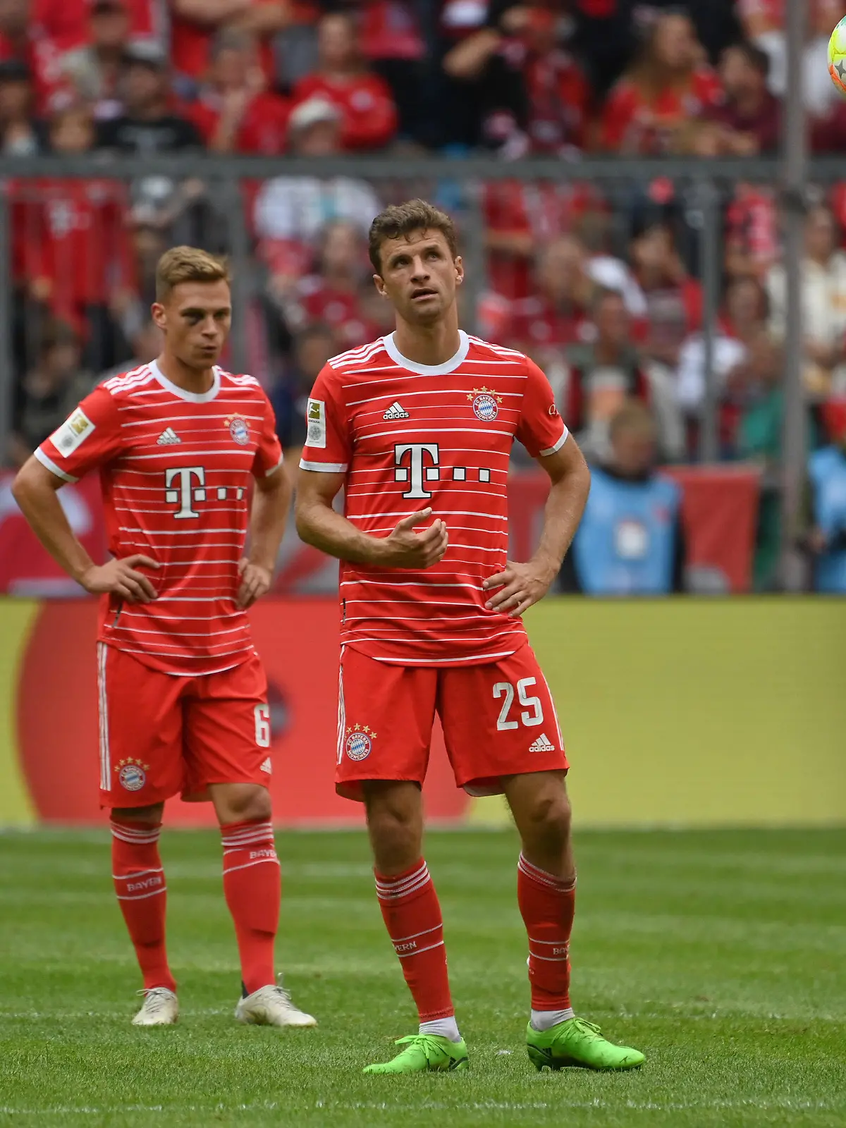 v.re:Thomas MUELLER (M?LLER,Bayern Muenchen), Joshua KIMMICH (Bayern Muenchen), Enttaeuschung, Frust,enttaeuscht,frustriert,niedergeschlagen, Aktion. Fussball 1. Bundesliga Saison 2022/2023, 6.Spieltag, Spieltag06, FC Bayern Muenchen - VFB Stuttgart 2-2 am 10.09.2022, A L L I A N Z A R E N A. ?