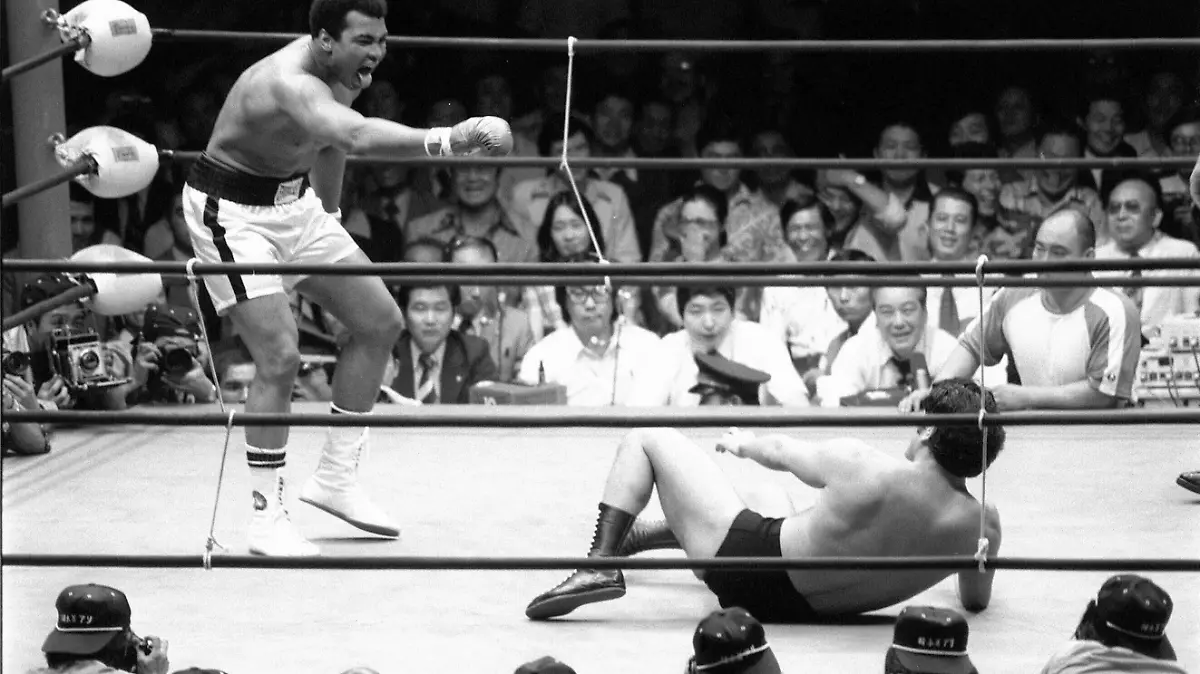 Pro-wrestling icon, ex-lawmaker Inoki dies at 79 File photo shows Japanese wrestler Antonio Inoki R taking on world boxing champion Muhammad Ali at the Nippon Budokan hall in Tokyo on June 26, 1976. Inoki died on Oct. 1, 2022, at 79. PUBLICATIONxINxGERxSUIxAUTxHUNxONLY A14AA0001341438P 