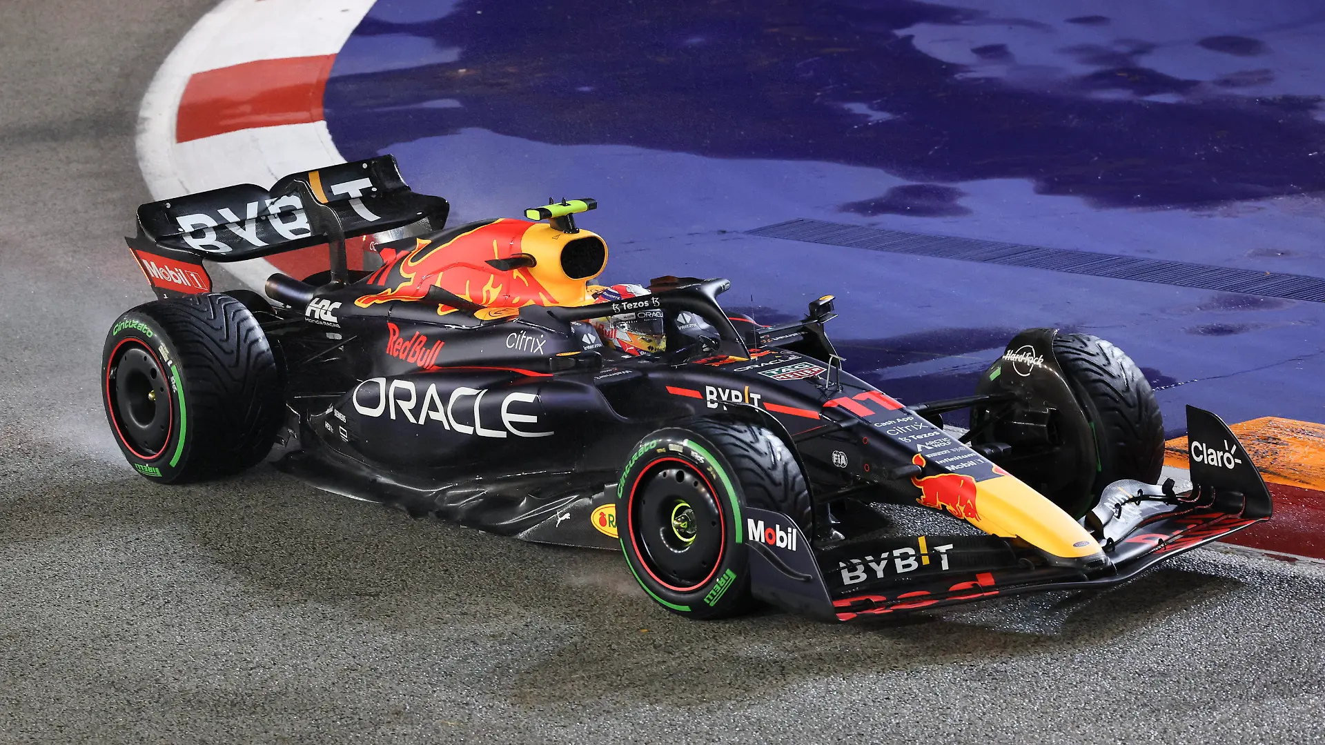 02.10.2022, Singapur: Motorsport: Formel-1-Weltmeisterschaft, Grand Prix von Singapur, Rennen: Sergio Perez aus Mexiko vom Team Red Bull steuert sein Auto auf der Rennstrecke. Foto: Danial Hakim/AP/dpa +++ dpa-Bildfunk +++