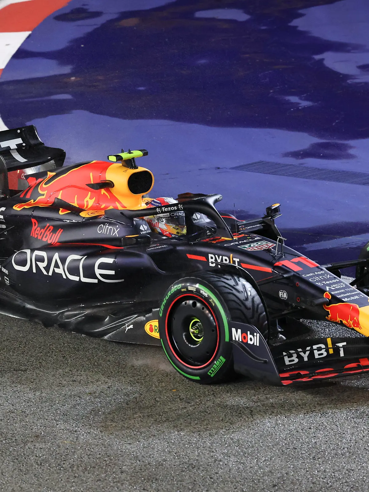 02.10.2022, Singapur: Motorsport: Formel-1-Weltmeisterschaft, Grand Prix von Singapur, Rennen: Sergio Perez aus Mexiko vom Team Red Bull steuert sein Auto auf der Rennstrecke. Foto: Danial Hakim/AP/dpa +++ dpa-Bildfunk +++