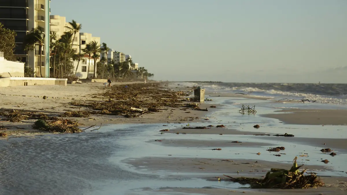 September 30, 2022, Florida, USA: Naples Beach is littered with debris following Hurricane Ian. USA - ZUMAs70_ 20220930_zan_s70_116 Copyright: xTampaxBayxTimesx