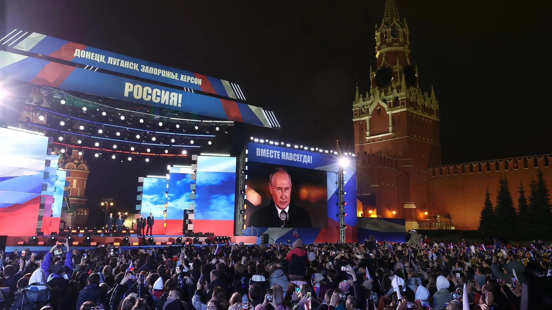 Russia New Territories Accession Celebrations 8287498 30.09.2022 Russian President Vladimir Putin delivers a speech during a concert to celebrate accession of new territories to Russia at Red Square, in Moscow, Russia. Russian President Vladimir Putin and the heads of the Donetsk and Luhansk people s republic, as well as the Kherson and Zaporizhzhia regions signed agreements on the accession of the territories to Russia and the formation of new subjects within the country. Sergey Karpuhin / POOL Moscow Russia PUBLICATIONxINxGERxSUIxAUTxONLY Copyright: xSergeyxKarpuhinx