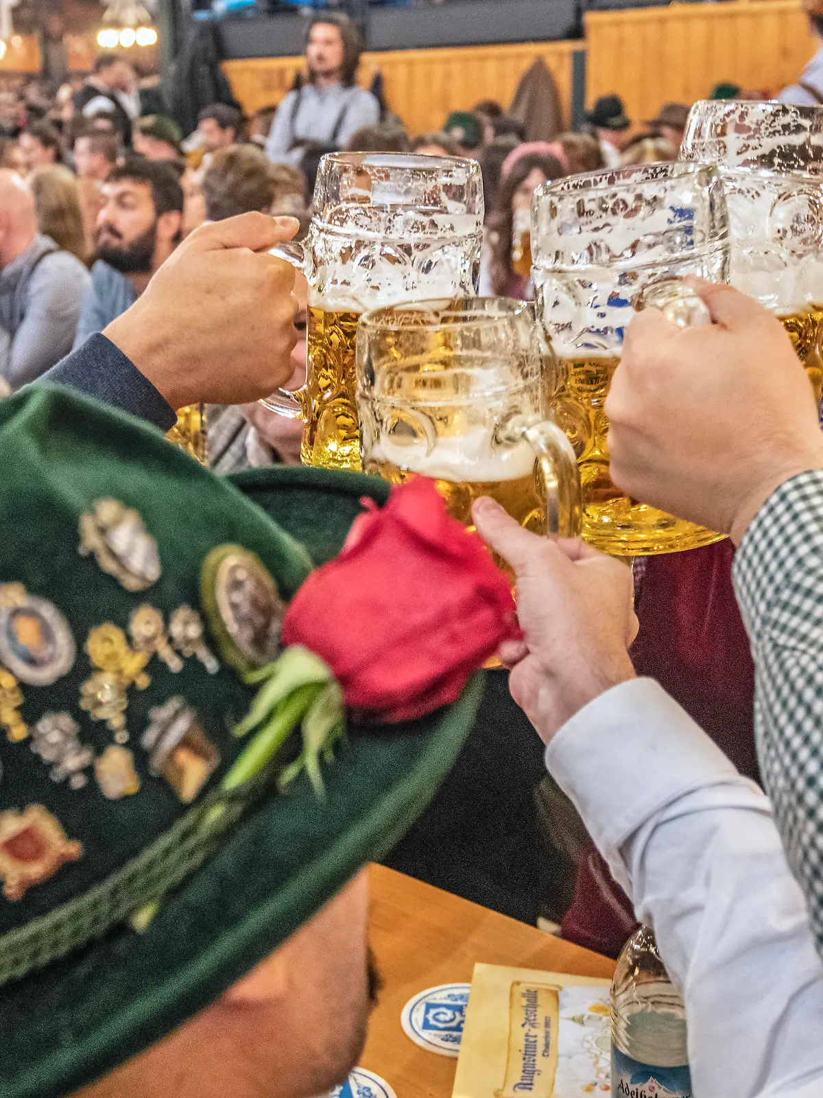 News Themen der Woche KW37 News Bilder des Tages Wiesnbesucher stossen in der Augustiner Festhalle mit ihrer Maß Bier an, Oktoberfest 2022, Eröffnungstag der Wiesn, 17. September 2022 Deutschland, München, 17.09.2022, Wiesnbesucher in bayerischer Tracht stossen in der Augustiner Festhalle mit ihrer Maß Bier an, Beginn des Oktoberfest 2022, Prosit, anstossen, zuprosten, Masskrüge, Eröffnungstag, mittags um 12:30 Uhr, Oktoberfest 2022, typisch bayerisch, Volksfest, Bayern, Lebensfreude, Bier, Brauerei, das Oktoberfest findet erstmals seit 2019 wieder statt, *** Oktoberfest 2022, opening day of the Oktoberfest, 17 September 2022 Germany, Munich, 17 09 2022, Oktoberfest visitors in Bavarian costume toast with their Maß beer in the Augustiner Festhalle, Start of Oktoberfest 2022, toast,
