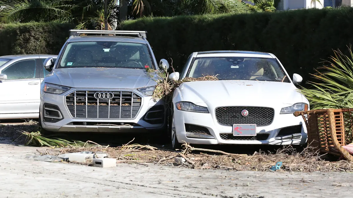 September 30, 2022, Florida, USA: Vehicles carried away by storm surge from Hurricane Ian sit stranded in a parking lot in Naples. USA - ZUMAs70_ 20220930_zan_s70_115 Copyright: xTampaxBayxTimesx