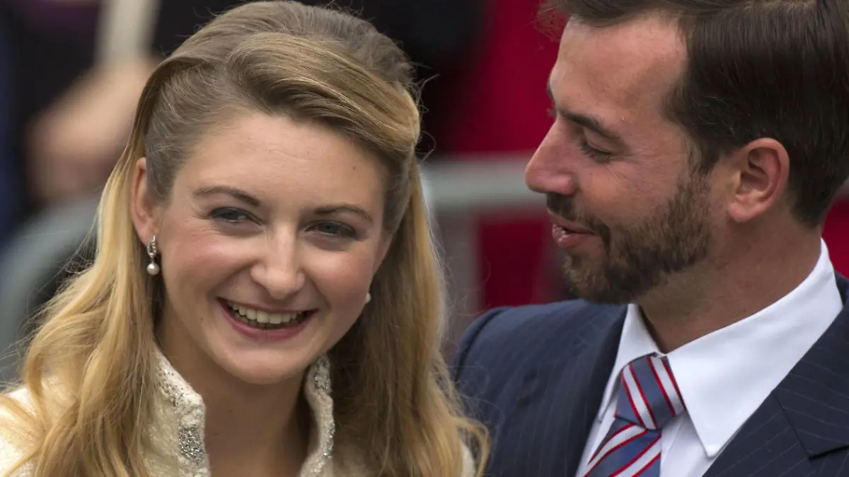 The Hereditary Grand Duke Guillaume of Luxembourg and Countess Stephanie de Lannoy receive presents from the citizens after their civil wedding outside the Luxembourg City Town Hall Oct. 19, 2012. The civil wedding of the Hereditary Grand Duke Guillaume of Luxembourg to Countess Stephanie de Lannoy was held in Luxembourg City Town Hall on Friday. PUBLICATIONxINxGERxSUIxAUTxHUNxONLY