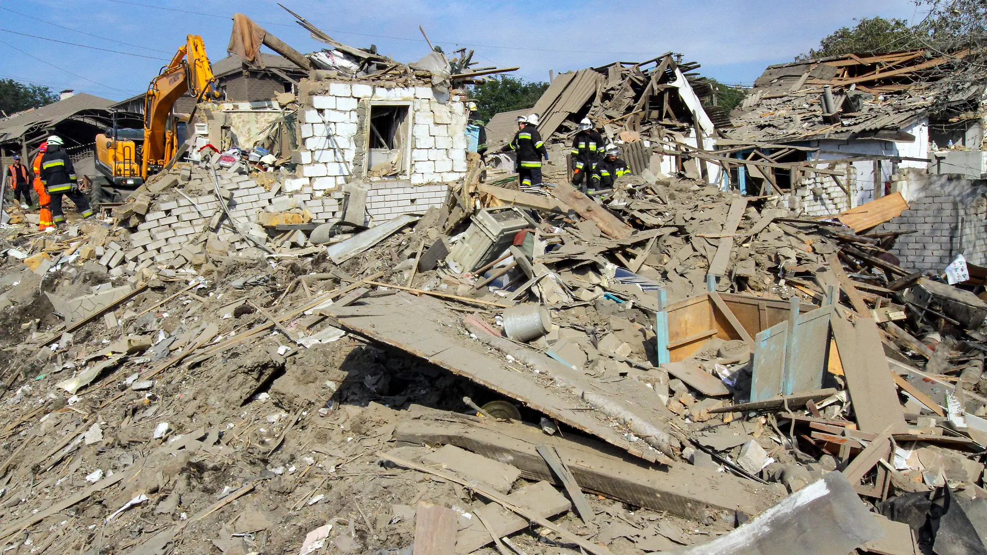 Ukraine-Konflikt, Raketenangriff auf Wohngebiete von Dnipro DNIPRO, UKRAINE - SEPTEMBER 29, 2022 - The remains of a house are pictured after an overnight Russian missile attack on a residential area in Dnipro, central Ukraine. As reported, two adults and two children - an eight-year-old boy and a nine-year-old girl - were killed by Russian troops. Another five people, including a 12-year-old girl, were injured. Russian missile attack on residential area in Dnipro PUBLICATIONxNOTxINxRUS Copyright: xMyakx