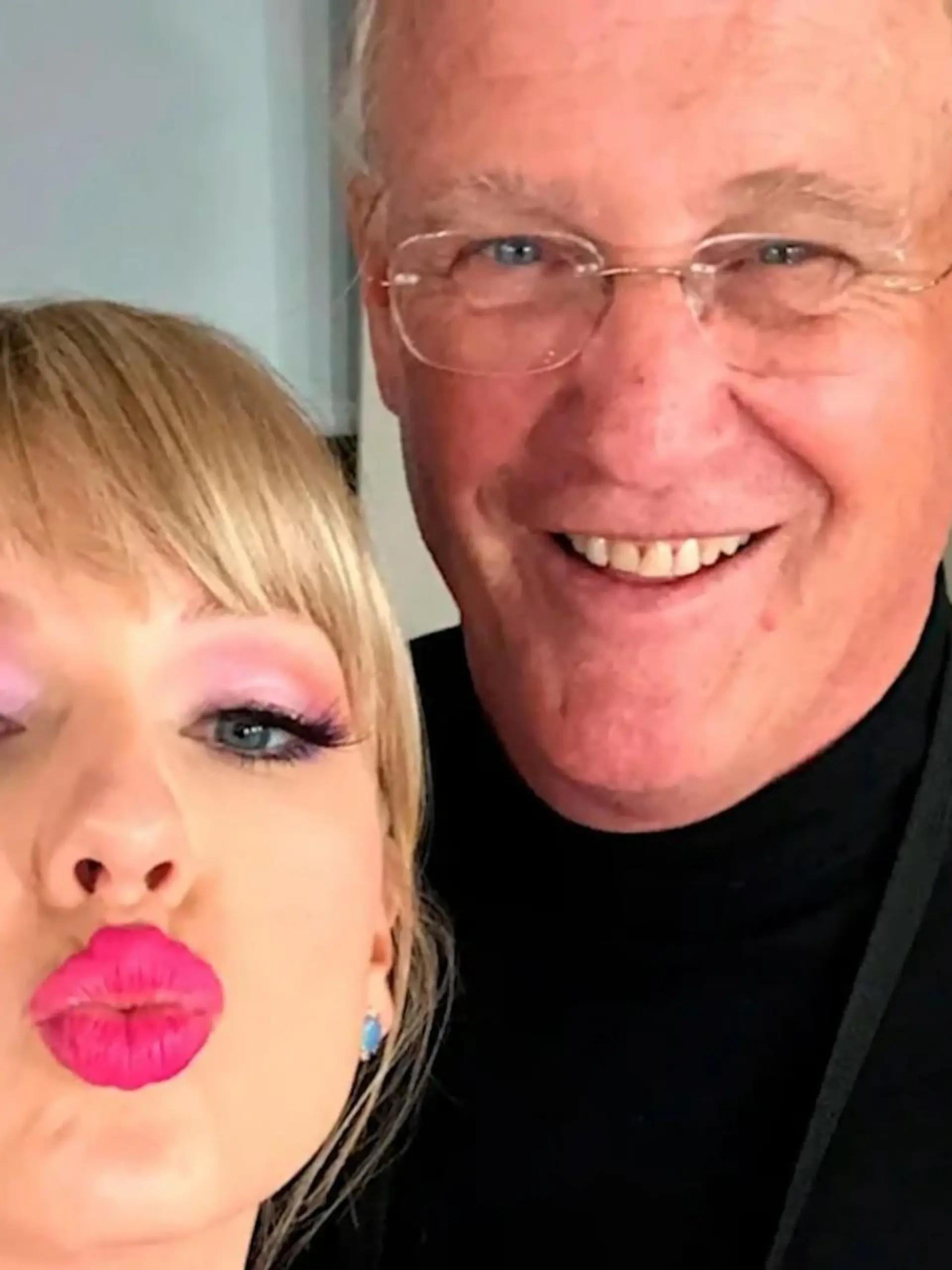 Bröckelt nun die perfekte Fassade von Taylor Swift (34)? 

Der Vater, der wohl aktuell erfolgreichsten Sängerin weltweit, Scott Swift (71) wird beschuldigt, einem Fotografen ins Gesicht geschlagen zu haben, weil dieser ein Foto von Tochter Taylor machen wollte. Der Zwischenfall passierte in Sydney (Australien). Dort spielt die Freundin von Travis Kelce (34) derzeit ihrer Eras-Tour. Und wie reagiert der Country-Star auf die Vorwürfe? Das seht ihr oben im Video. 