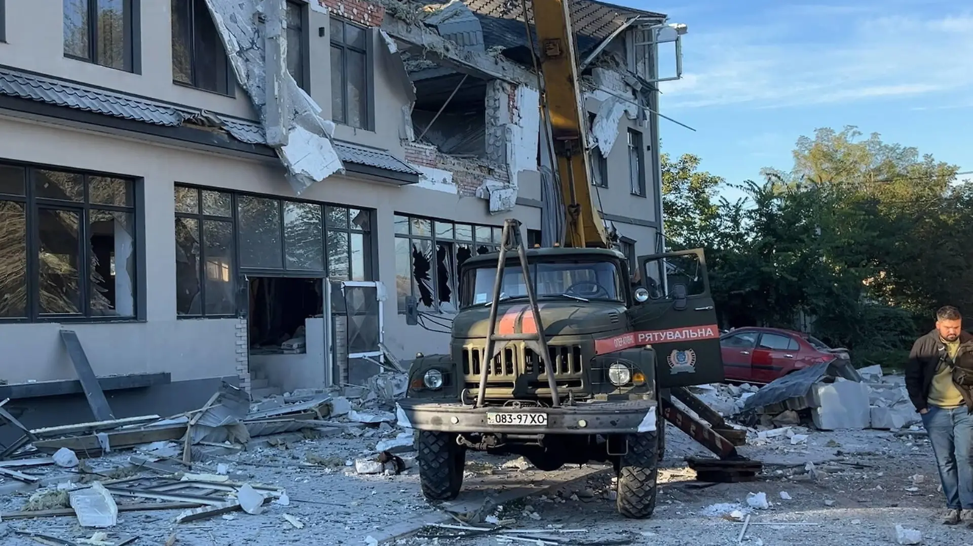 KHERSON, UKRAINE - SEPTEMBER 25, 2022: A view of a hotel damaged in a shelling attack by the Armed Forces of Ukraine. The Russian Armed Forces are carrying out a special military operation in Ukraine in response to requests from the leaders of the Donetsk People s Republic and Lugansk People s Republic for assistance. Video grab. Best quality available. Vladimir Bondarenko/TASS PUBLICATIONxINxGERxAUTxONLY TS143C45