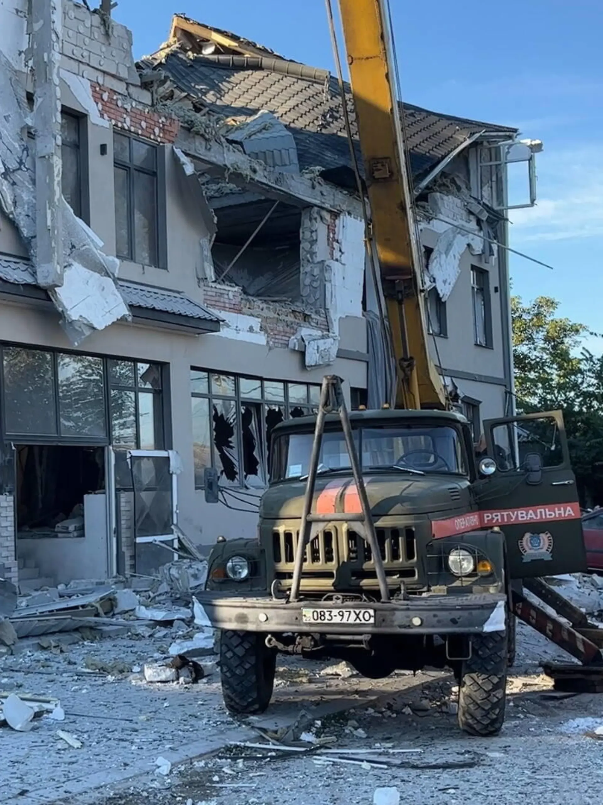  KHERSON, UKRAINE - SEPTEMBER 25, 2022: A view of a hotel damaged in a shelling attack by the Armed Forces of Ukraine. The Russian Armed Forces are carrying out a special military operation in Ukraine in response to requests from the leaders of the Donetsk People s Republic and Lugansk People s Republic for assistance. Video grab. Best quality available. Vladimir Bondarenko/TASS PUBLICATIONxINxGERxAUTxONLY TS143C45
