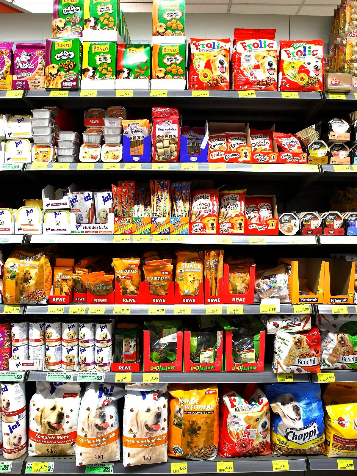 Regal mit Tiernahrung, Selbstbedienung, Supermarkt, Deutschland, Europa