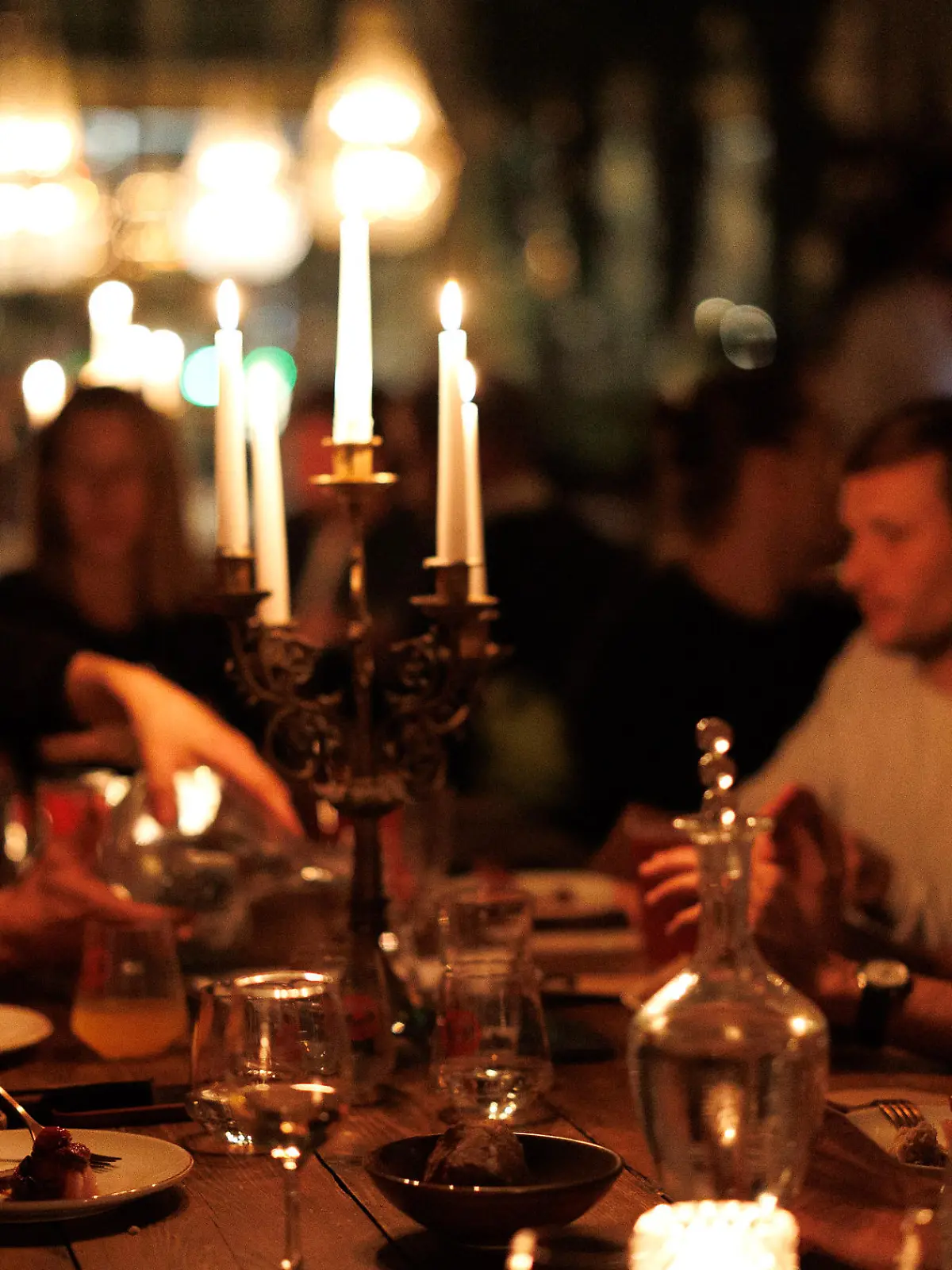 Könnte so unsere Zukunft aussehen? Kein Strom, kein Gas – wieder zurück in die Steinzeit? Während in der EU immer noch über eine Obergrenze für Gaspreise diskutiert wird, bereiten sich Restaurants in Belgien schon auf den Ernstfall vor: Essen für die Gäste ohne Öfen, ohne Herde und ohne Kochplatten. Wie das außergewöhnliche Candlelight-Dinner bei den Gästen ankommt – im Video.