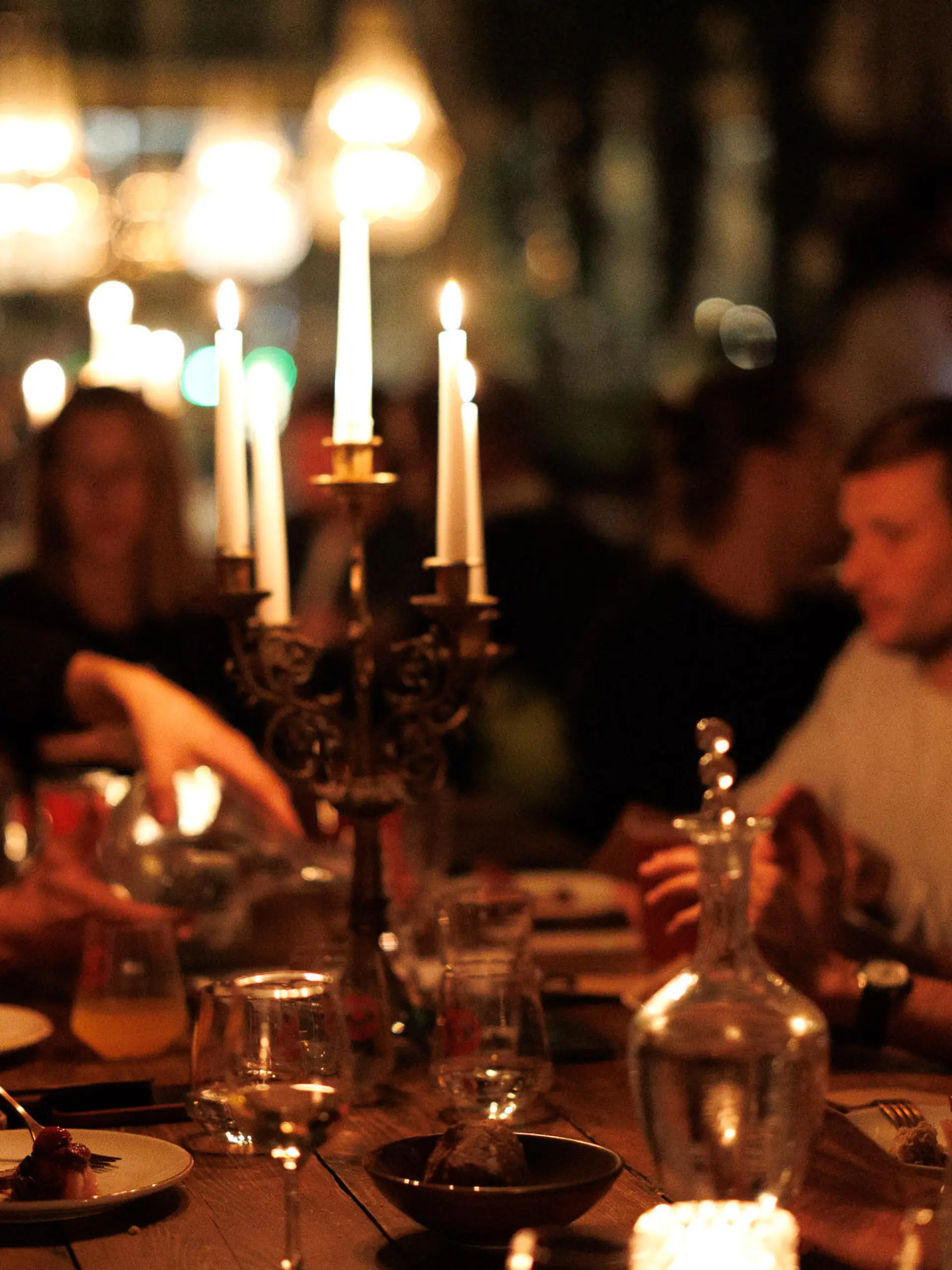 Könnte so unsere Zukunft aussehen? Kein Strom, kein Gas – wieder zurück in die Steinzeit? Während in der EU immer noch über eine Obergrenze für Gaspreise diskutiert wird, bereiten sich Restaurants in Belgien schon auf den Ernstfall vor: Essen für die Gäste ohne Öfen, ohne Herde und ohne Kochplatten. Wie das außergewöhnliche Candlelight-Dinner bei den Gästen ankommt – im Video.