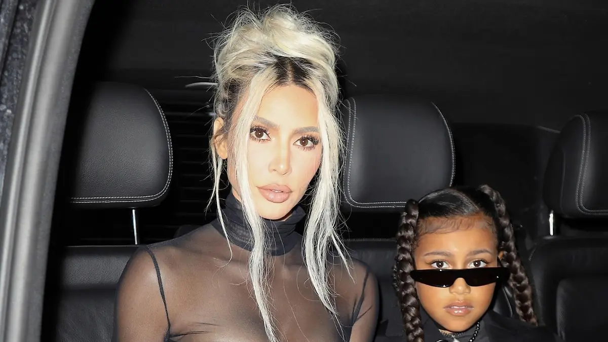 SONDERKONDITIONEN: MINDESTHONORAR: BGUK_2471300 - Milan, ITALY - *EXCLUSIVE* - Kim Kardashian leaving the hotel and arriving at Dolce and Gabbana headquarters for media day with her daughter North, both wearing Dolce & Gabbana
Pictured: Kim Kardashian, North
BACKGRID UK 25 SEPTEMBER 2022
BYLINE MUST READ: @Lucasgro / BACKGRID