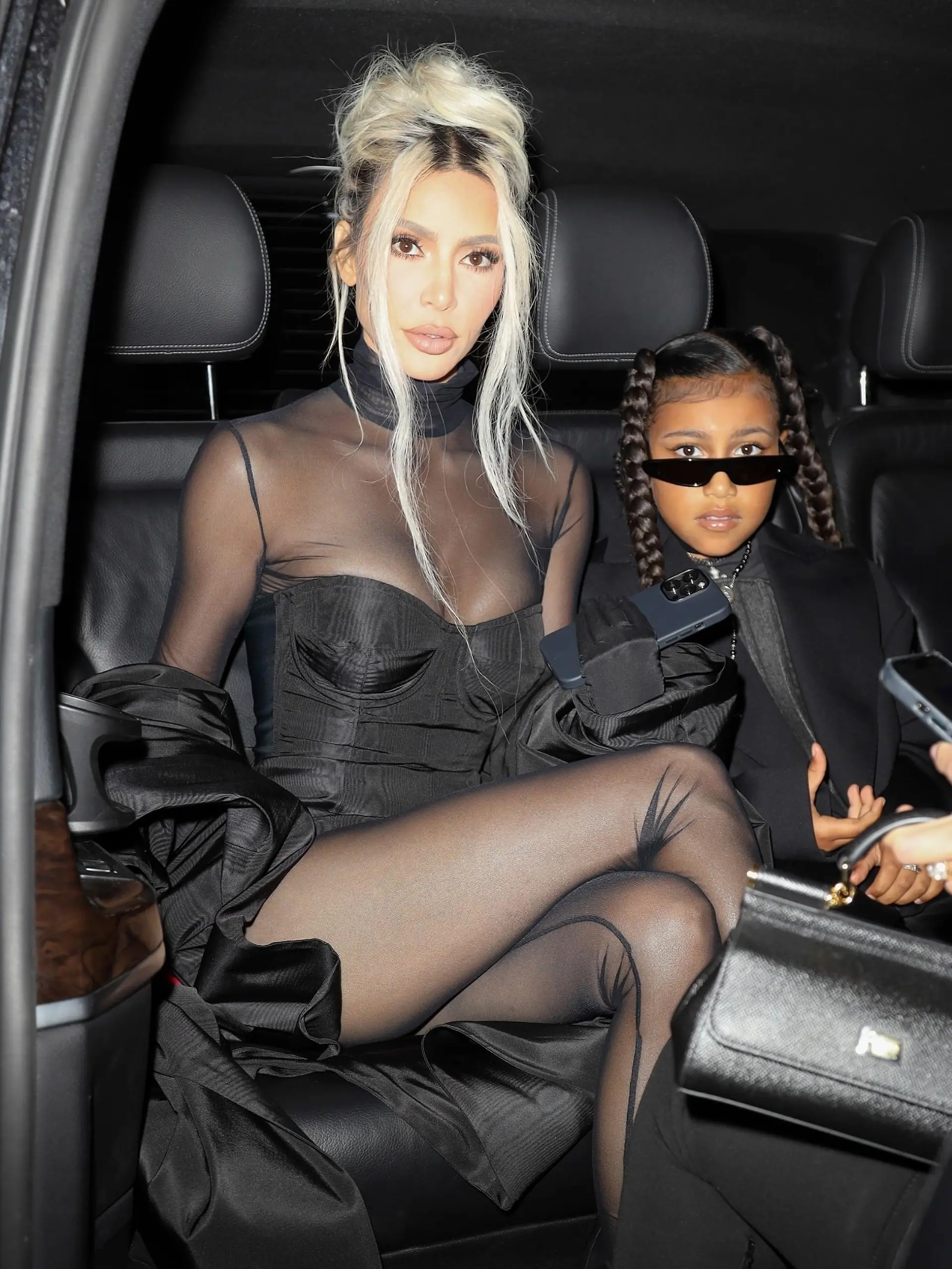 SONDERKONDITIONEN: MINDESTHONORAR: BGUK_2471300 - Milan, ITALY - *EXCLUSIVE* - Kim Kardashian leaving the hotel and arriving at Dolce and Gabbana headquarters for media day with her daughter North, both wearing Dolce & Gabbana
Pictured: Kim Kardashian, North
BACKGRID UK 25 SEPTEMBER 2022 
BYLINE MUST READ: @Lucasgro / BACKGRID



