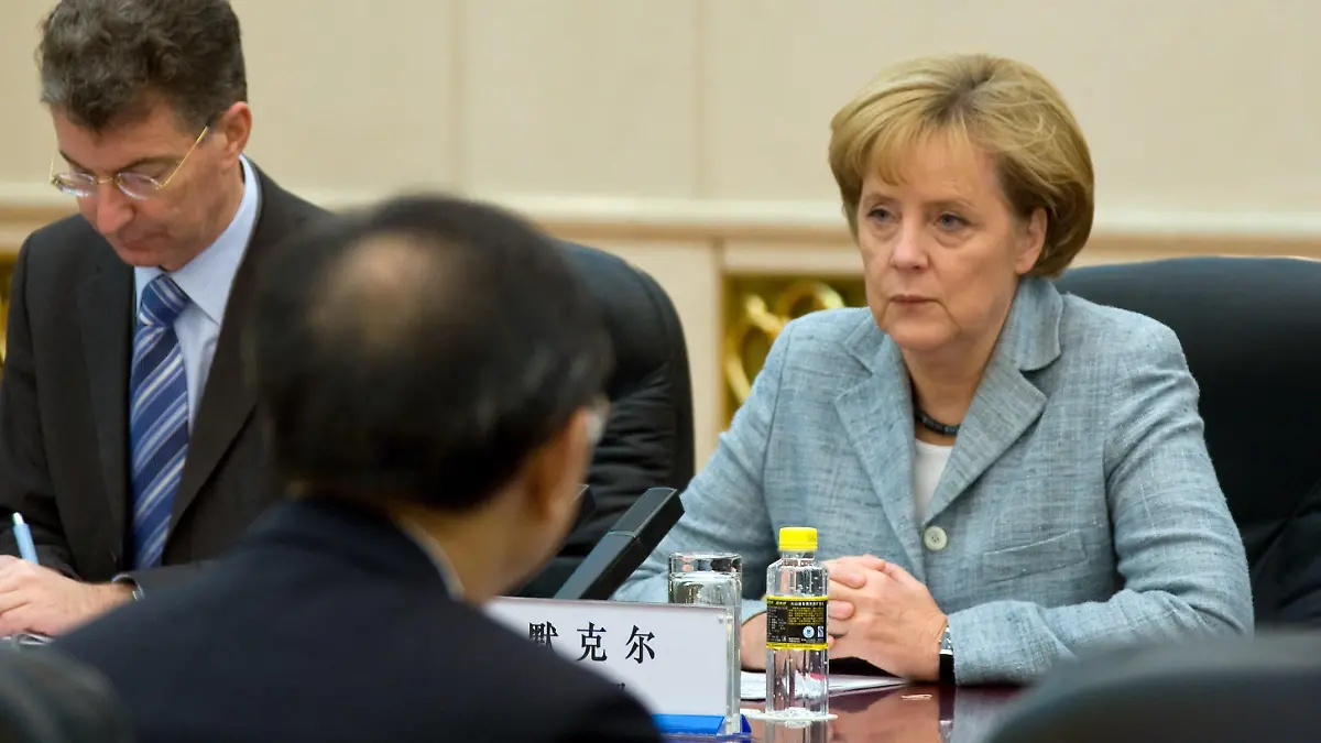 Bundeskanzlerin Angela Merkel un der chinesische Präsident treffen am Freitag (24.10.2008) in Peking in der Großen Halle des Volkes zusammen. Links neben Merkel sitzt ihr außenpolitischer Berater Christoph Heusgen. Merkel hält sich zu einem dreitägigen Besuch in der chinesischen Hauptstadt auf und wird neben bilateralen Gesprächen mit der chinesischen Führung auch am ASEM-Gipfel teilnehmen. Foto: Peer Grimm dpa +++(c) dpa - Bildfunk+++