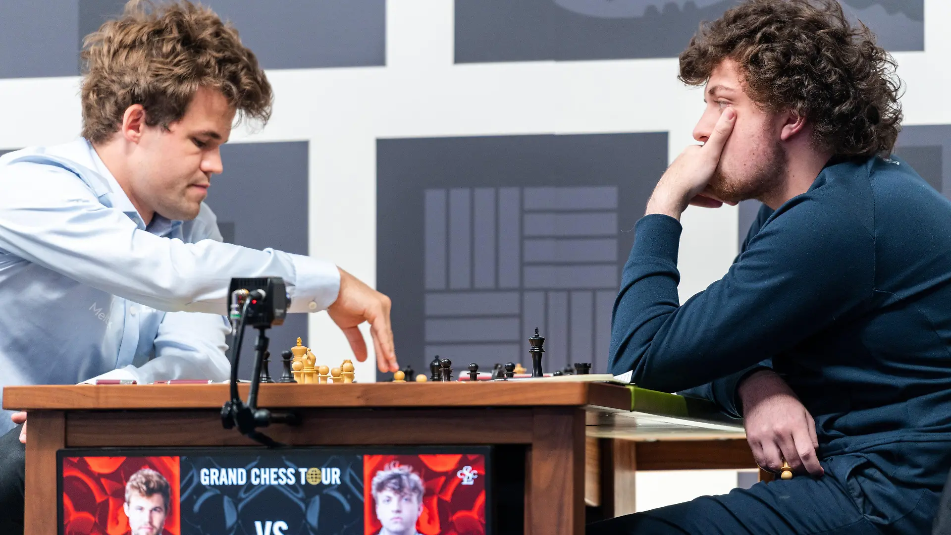 HANDOUT - 04.09.2022, USA, St. Louis: Magnus Carlsen (l) aus Norwegen sitzt Hans Niemann aus den USA in der dritten Runde vom Schachturnier Sinquefield Cup im Saint Louis Chess Club gegenüber. Foto: Crystal Fuller/Saint Louis Chess Club/dpa - ACHTUNG: Nur zur redaktionellen Verwendung und nur mit vollständiger Nennung des vorstehenden Credits +++ dpa-Bildfunk +++