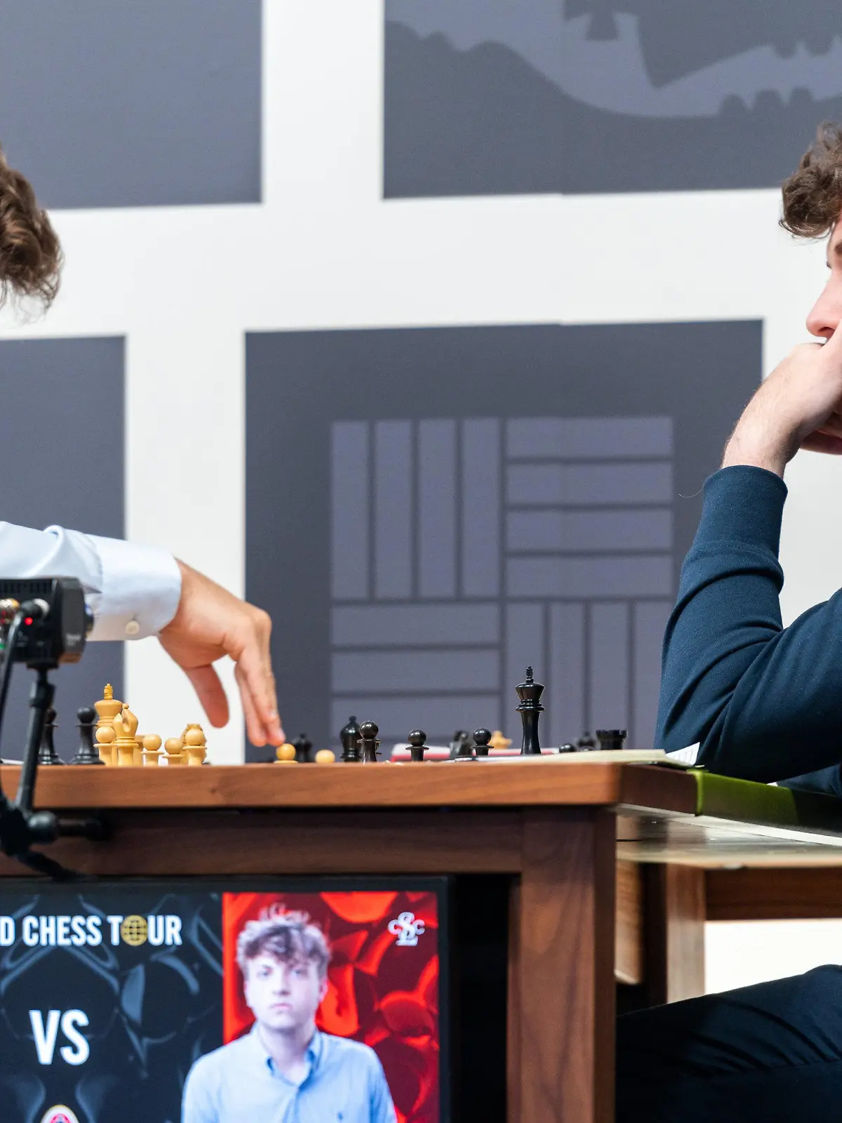 HANDOUT - 04.09.2022, USA, St. Louis: Magnus Carlsen (l) aus Norwegen sitzt Hans Niemann aus den USA in der dritten Runde vom Schachturnier Sinquefield Cup im Saint Louis Chess Club gegenüber. Foto: Crystal Fuller/Saint Louis Chess Club/dpa - ACHTUNG: Nur zur redaktionellen Verwendung und nur mit vollständiger Nennung des vorstehenden Credits +++ dpa-Bildfunk +++