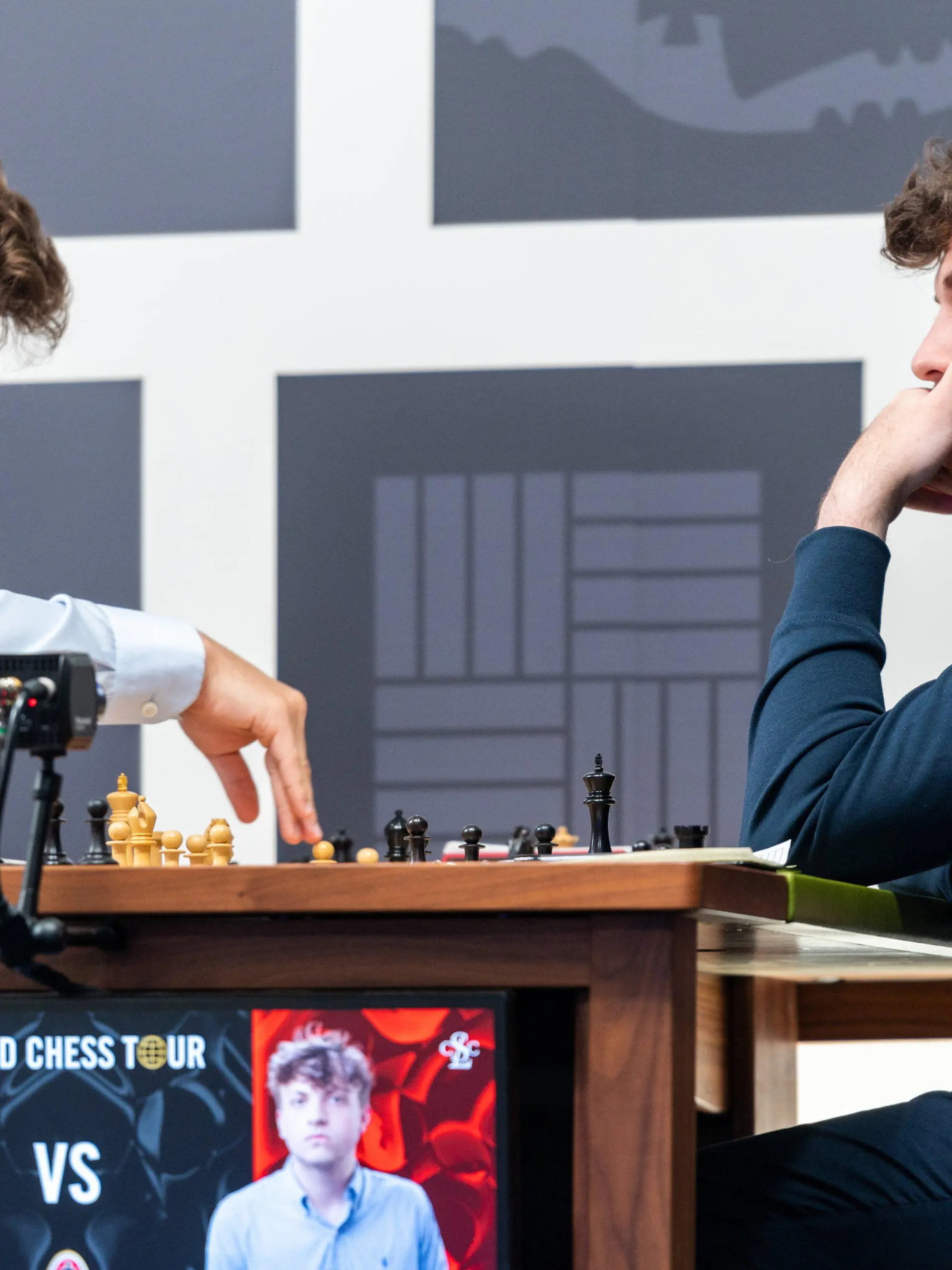 HANDOUT - 04.09.2022, USA, St. Louis: Magnus Carlsen (l) aus Norwegen sitzt Hans Niemann aus den USA in der dritten Runde vom Schachturnier Sinquefield Cup im Saint Louis Chess Club gegenüber. Foto: Crystal Fuller/Saint Louis Chess Club/dpa - ACHTUNG: Nur zur redaktionellen Verwendung und nur mit vollständiger Nennung des vorstehenden Credits +++ dpa-Bildfunk +++