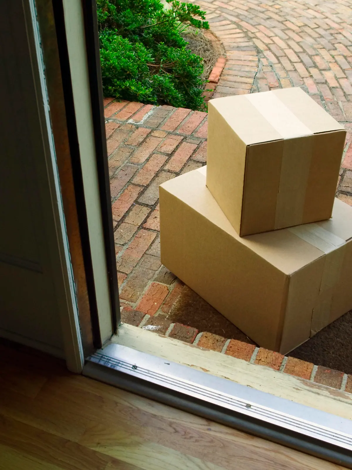 Paketbote legt Pakete vor Haustür ab