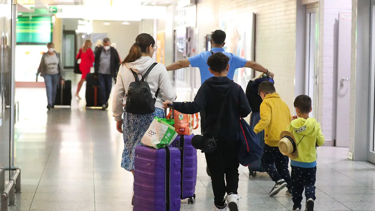 Niedersachsen, Hannover, Ferienzeit am Flughafen Langenhagen, Familie mit Kindern fliegt in den Urlaub, Koffer, *** Lower Saxony, Hanover, vacation season at Langenhagen Airport, family with children flying on vacation, suitcase,