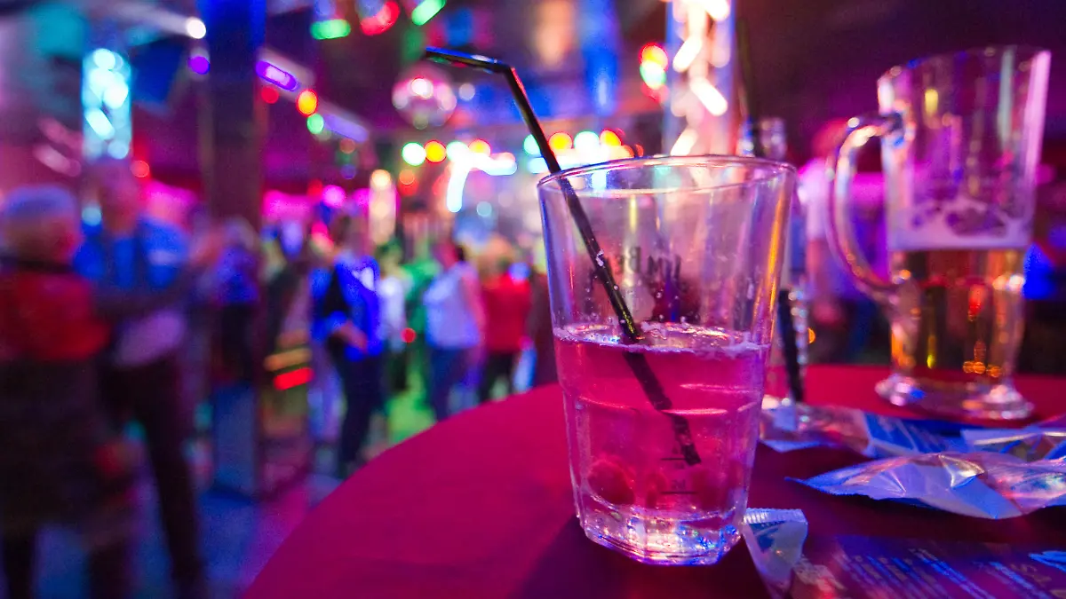 Alkoholische Getränke stehen auf einem Tisch der Diskothek Bellevue, einem Club nur für über 30 Jährige, in Frankfurt (Oder), aufgenommen am 17.04.2010. Foto: Patrick Pleul