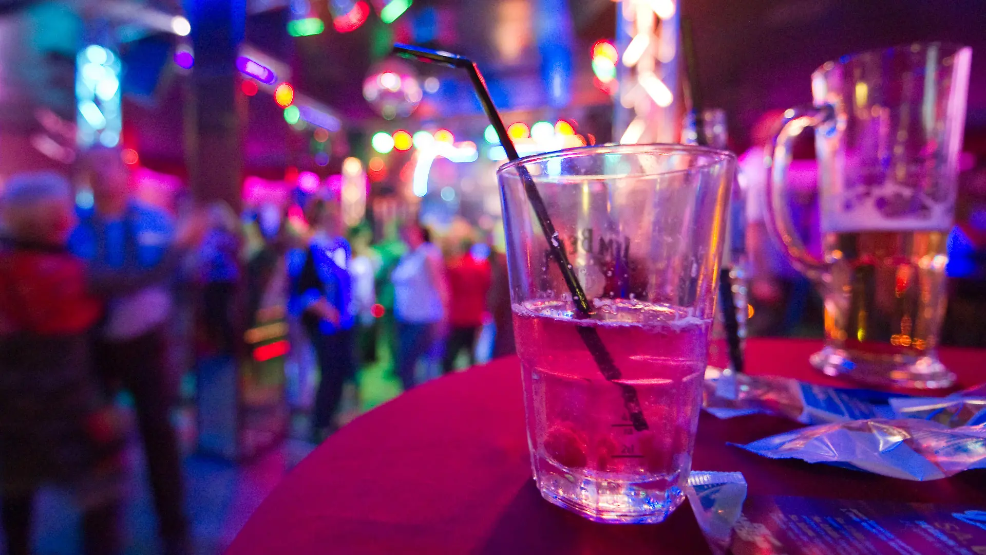 Alkoholische Getränke stehen auf einem Tisch der Diskothek Bellevue, einem Club nur für über 30 Jährige, in Frankfurt (Oder), aufgenommen am 17.04.2010. Foto: Patrick Pleul