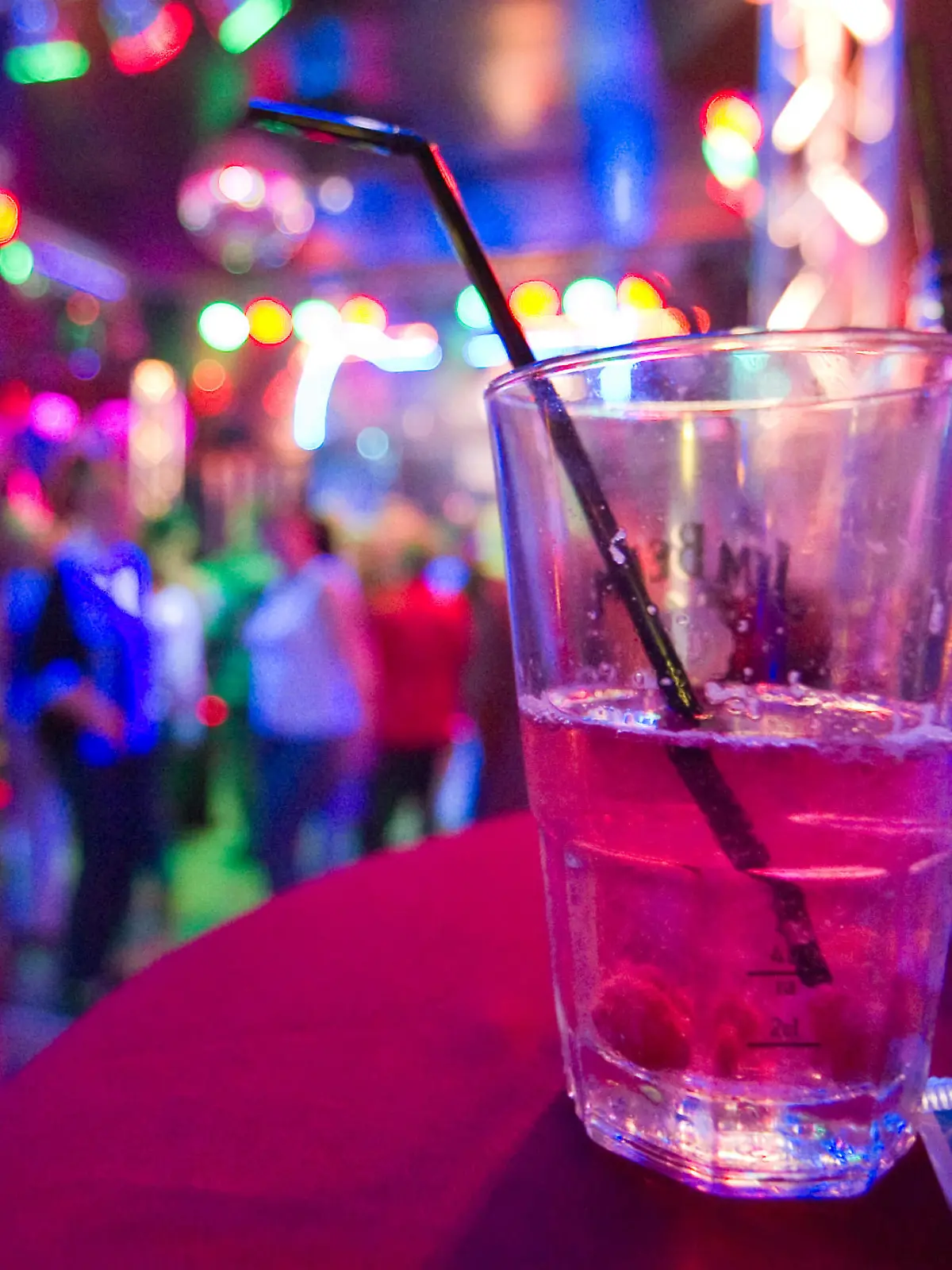 Alkoholische Getränke stehen auf einem Tisch der Diskothek Bellevue, einem Club nur für über 30 Jährige, in Frankfurt (Oder), aufgenommen am 17.04.2010. Foto: Patrick Pleul