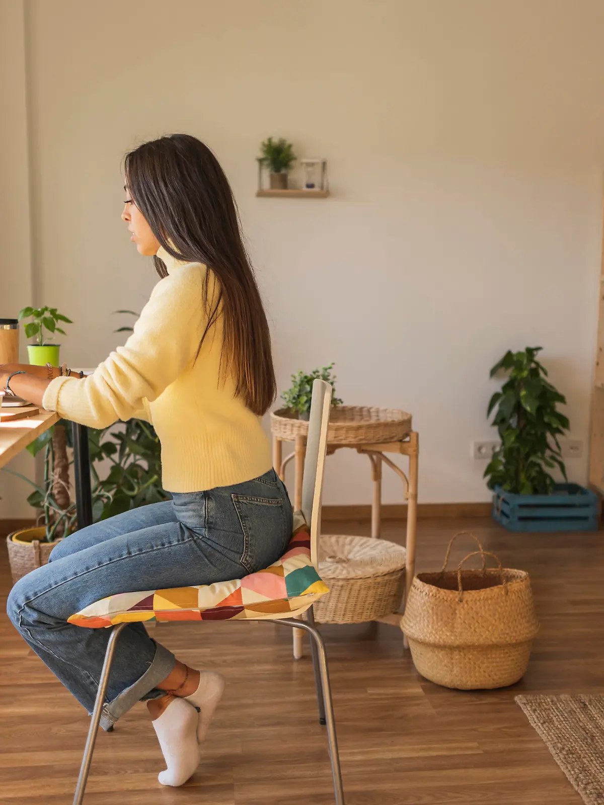 Freelancer working on laptop at home office model released, Symbolfoto property released, JCCMF10209