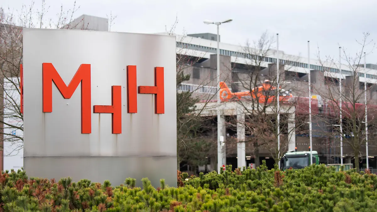 ARCHIV - 20.02.2020, Niedersachsen, Hannover: Ein Schild steht an der Medizinischen Hochschule Hannover (MHH). Um sexualisierte Gewalt unter Jugendlichen zu verhindern, hat die Medizinische Hochschule Hannover (MHH) ein neues Gesprächs- und Therapieangebot gestartet. Die Ambulanz richtet sich an 14- bis 18-Jährige, die befürchten, ihre sexuellen Impulse nicht mehr kontrollieren zu können. (zu dpa: «Ambulanz soll sexualisierte Gewalt unter Jugendlichen verhindern») Foto: Julian Stratenschulte/dpa +++ dpa-Bildfunk +++