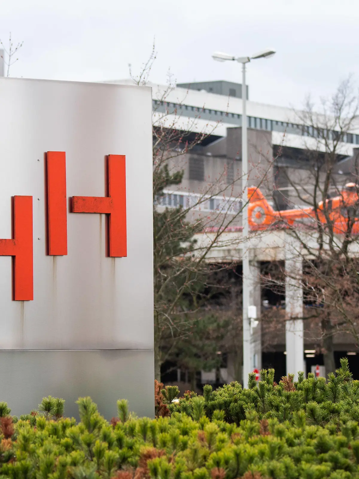 ARCHIV - 20.02.2020, Niedersachsen, Hannover: Ein Schild steht an der Medizinischen Hochschule Hannover (MHH). Um sexualisierte Gewalt unter Jugendlichen zu verhindern, hat die Medizinische Hochschule Hannover (MHH) ein neues Gesprächs- und Therapieangebot gestartet. Die Ambulanz richtet sich an 14- bis 18-Jährige, die befürchten, ihre sexuellen Impulse nicht mehr kontrollieren zu können. (zu dpa: «Ambulanz soll sexualisierte Gewalt unter Jugendlichen verhindern») Foto: Julian Stratenschulte/dpa +++ dpa-Bildfunk +++