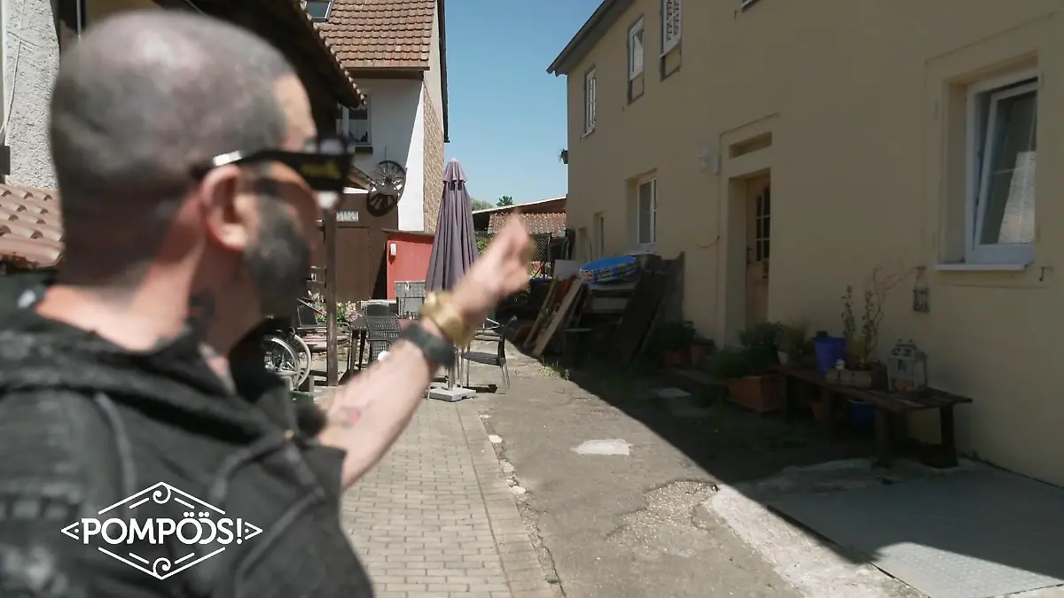 Harald Glööckler zeigt uns die Haustür, hinter der sich in der Vergangenheit schreckliche Dinge abgespielt haben.