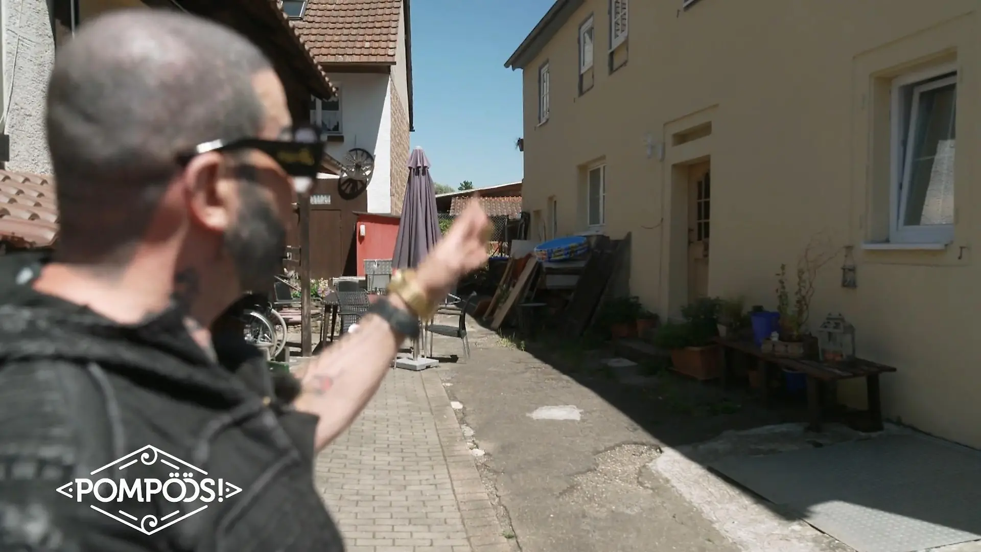 Harald Glööckler zeigt uns die Haustür, hinter der sich in der Vergangenheit schreckliche Dinge abgespielt haben.
